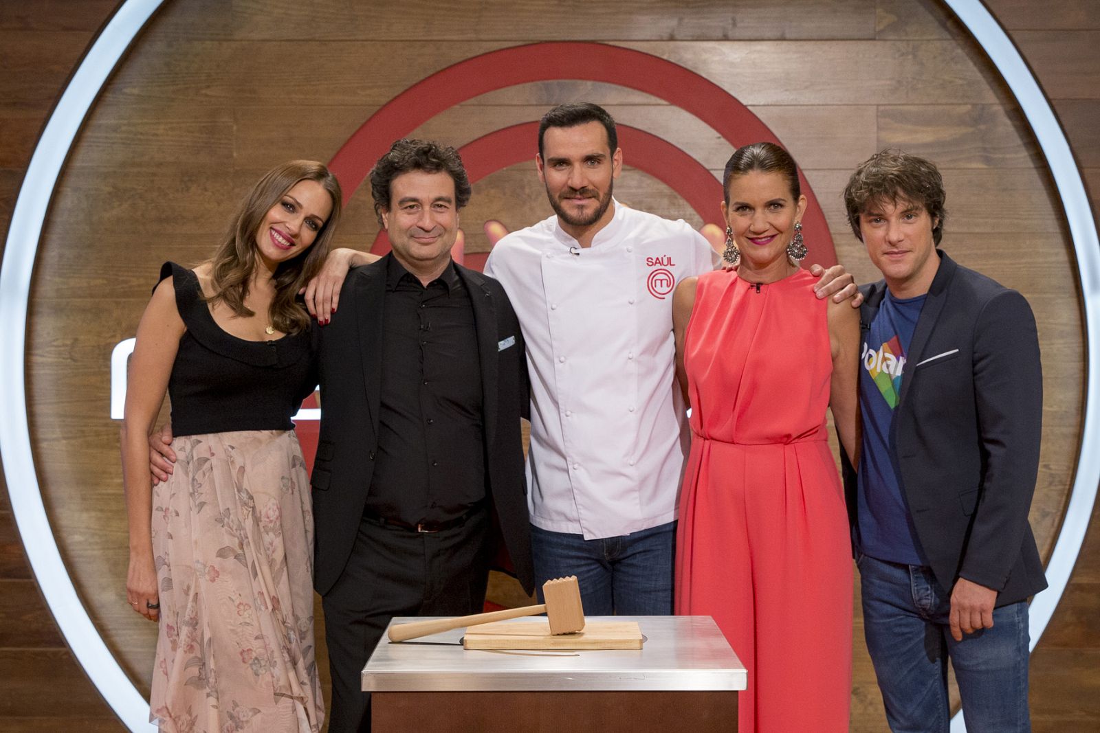 Saul Craviotto, ganador de la segunda edición de MasterChef Celebrity, les ayudará a pujar en la subasta