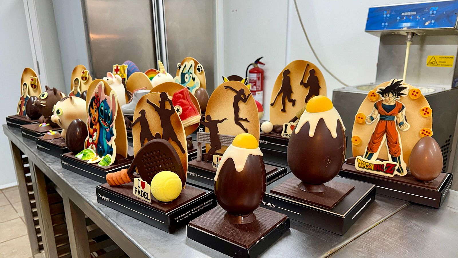 Diverses figures de mones a l'obrador de la pastissera Zaguirre de Terrassa. | ACN