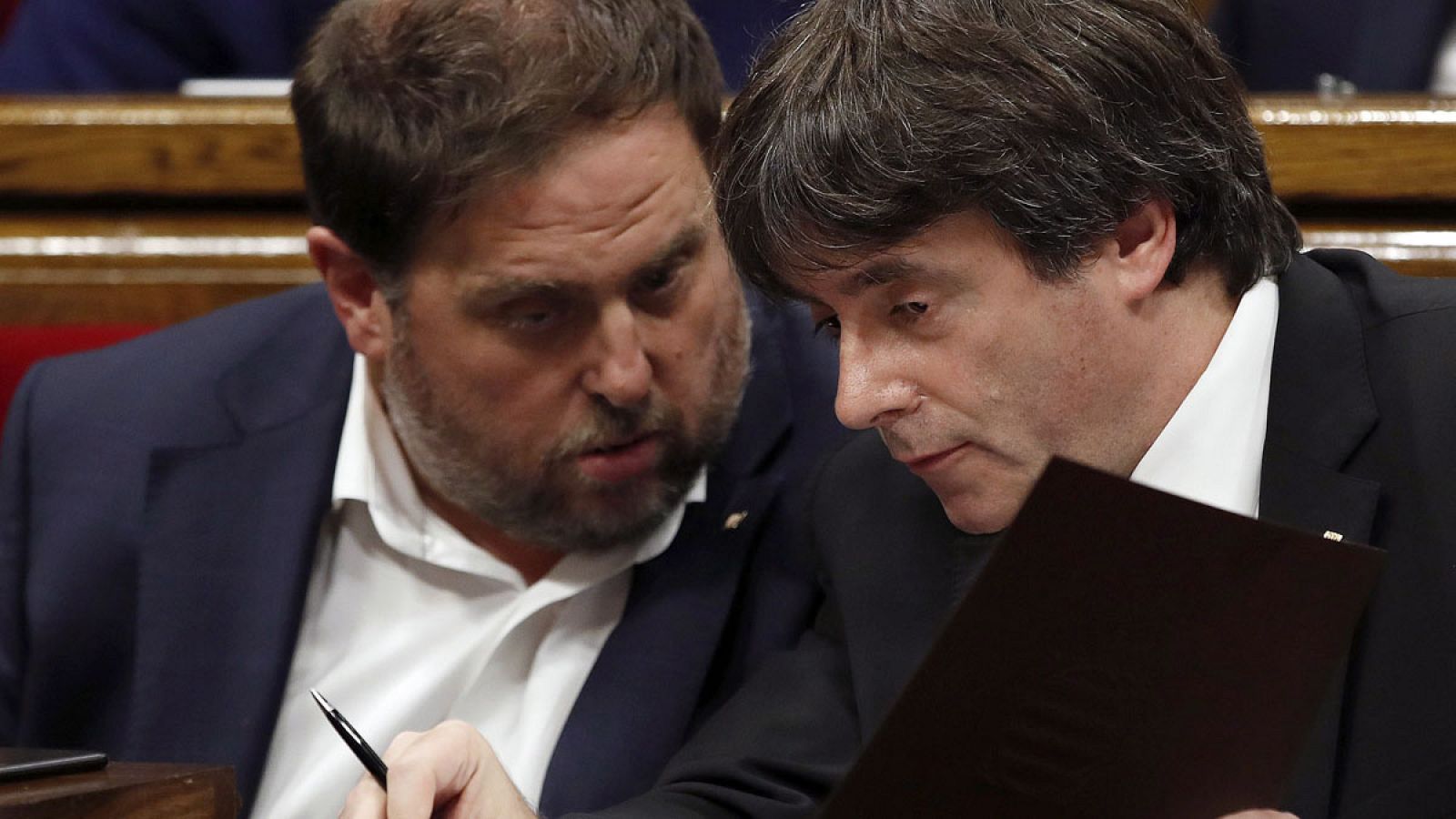 Oriol Junqueras y Carles Puigdemont en el Parlament de Cataluña el pasado 10 de octubre