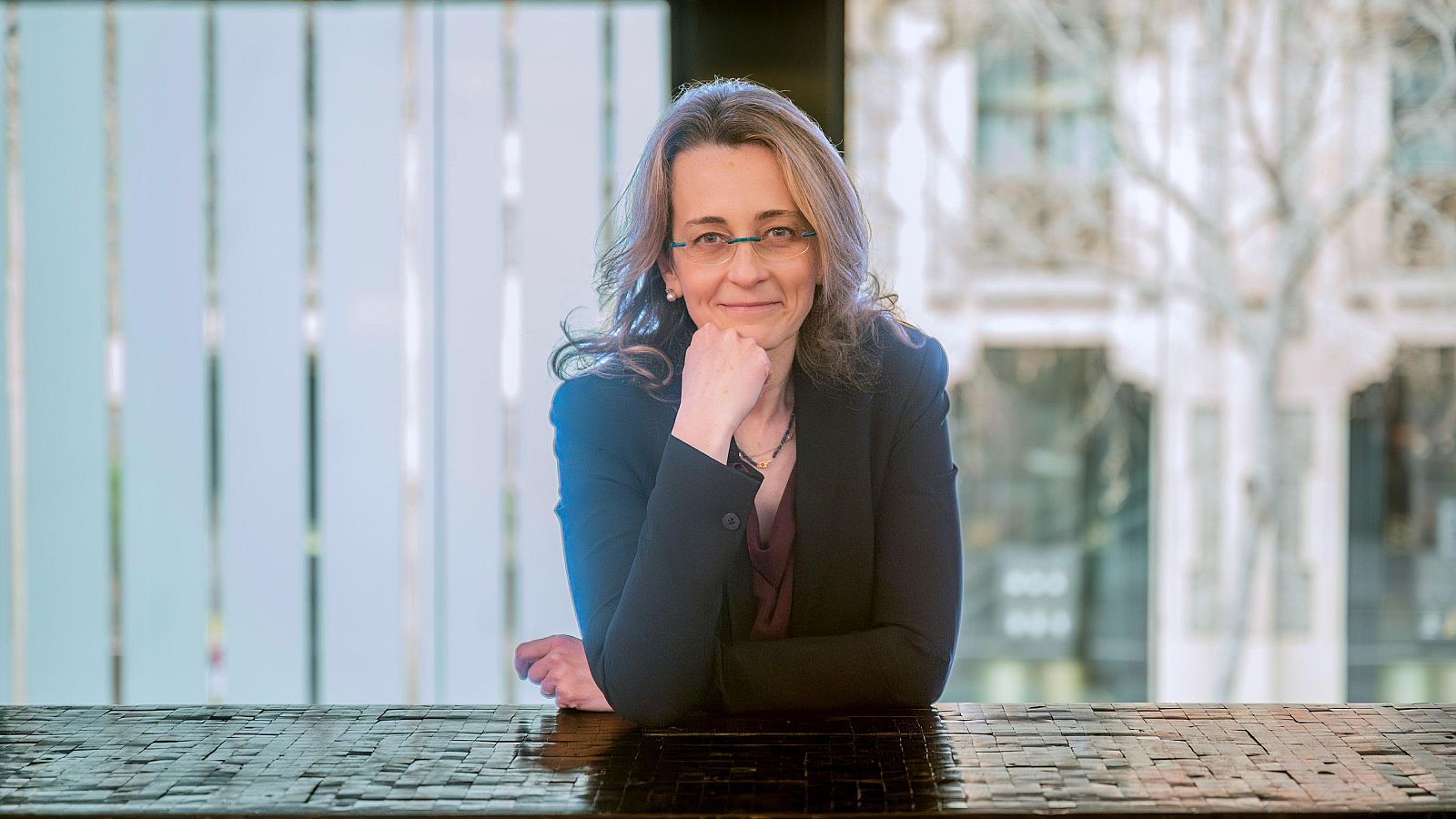 María José Martí Gil recolzada en una taula