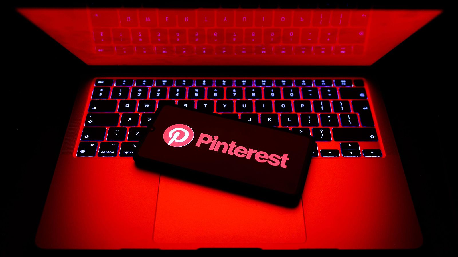 El logo de Pinterest en un dispositivo móvil (imagen de archivo)