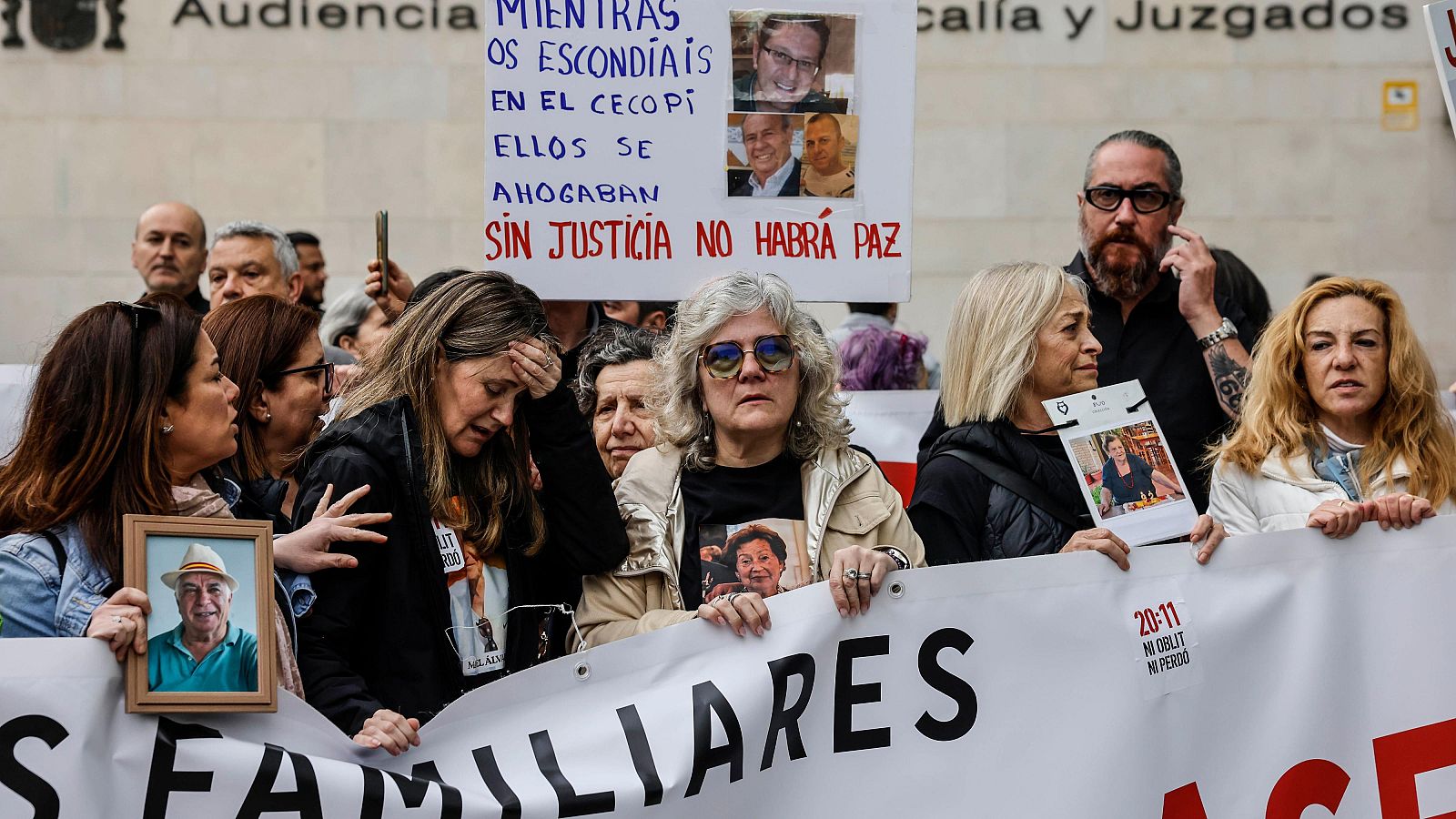 Familiares de las víctimas de la DANA durante una concentración en las inmediaciones de la Ciudad de la Justicia de Valencia