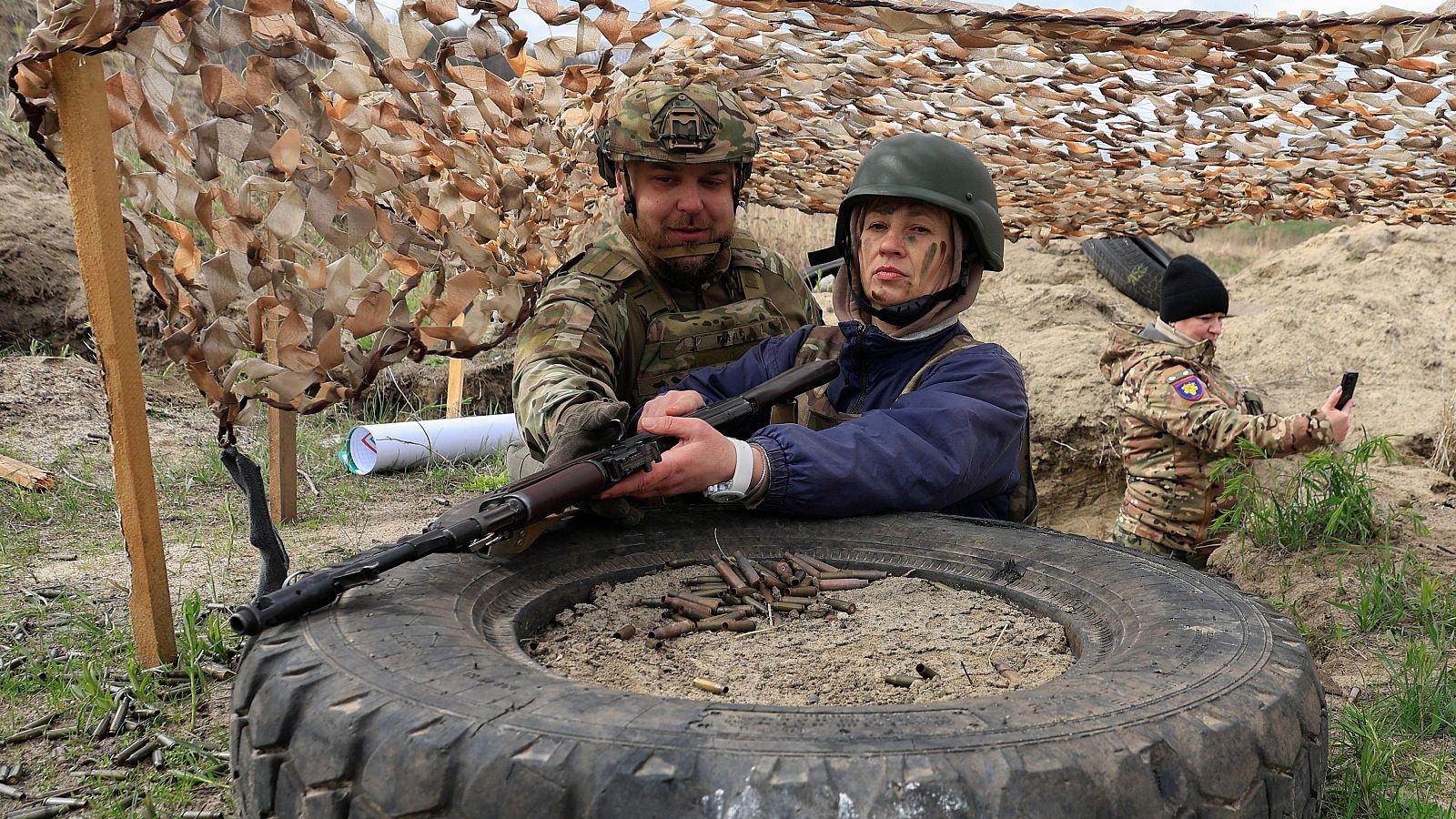 Un grupo de ciudadanos ucranianos asisten a un entrenamiento militar para civiles, impartido por militares de la 58.ª Brigada Motorizada
