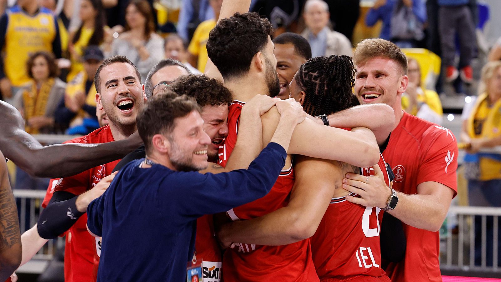 Los jugadores del Hapoel Tel Aviv celebran el título de la Eurocup tras vencer a Gran Canaria