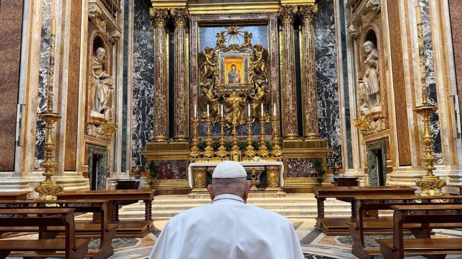 El papa reza en la basílica de Santa María