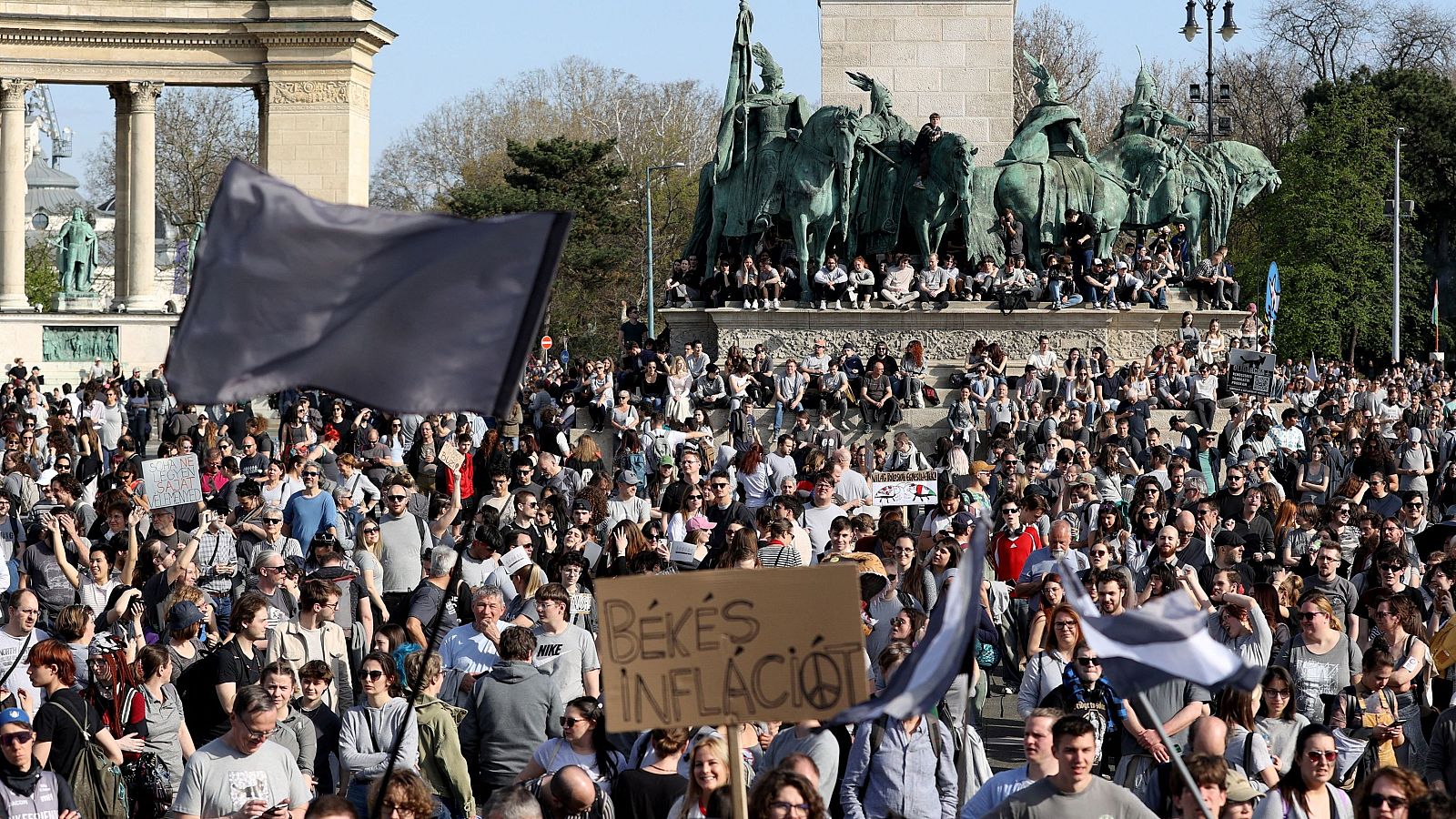 Una marcha "gris"  denuncia los ataques de Orbán a la comunidad LGTBQI+