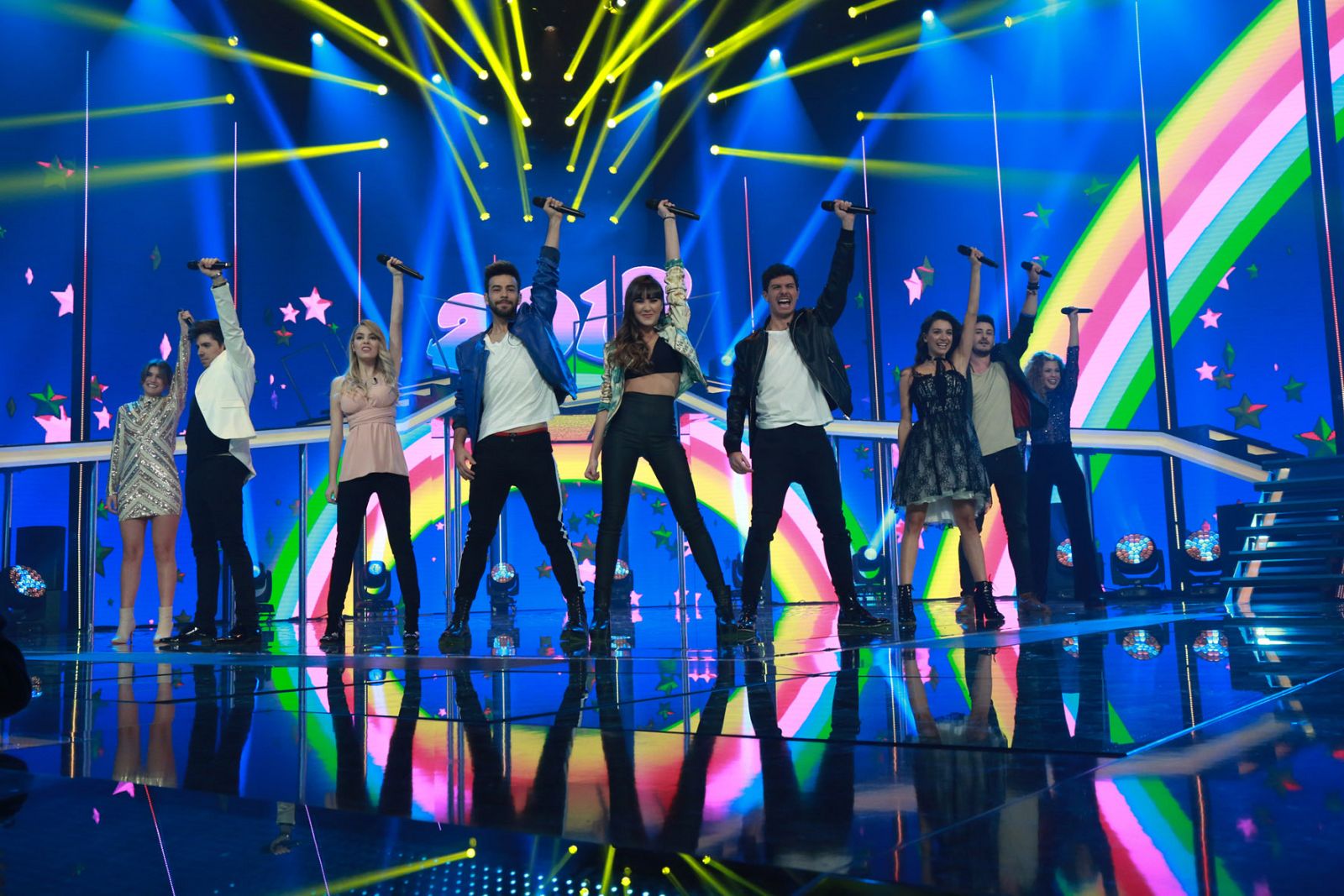 Apertura de la novena gala OT, con la actuacion de sus concursantes