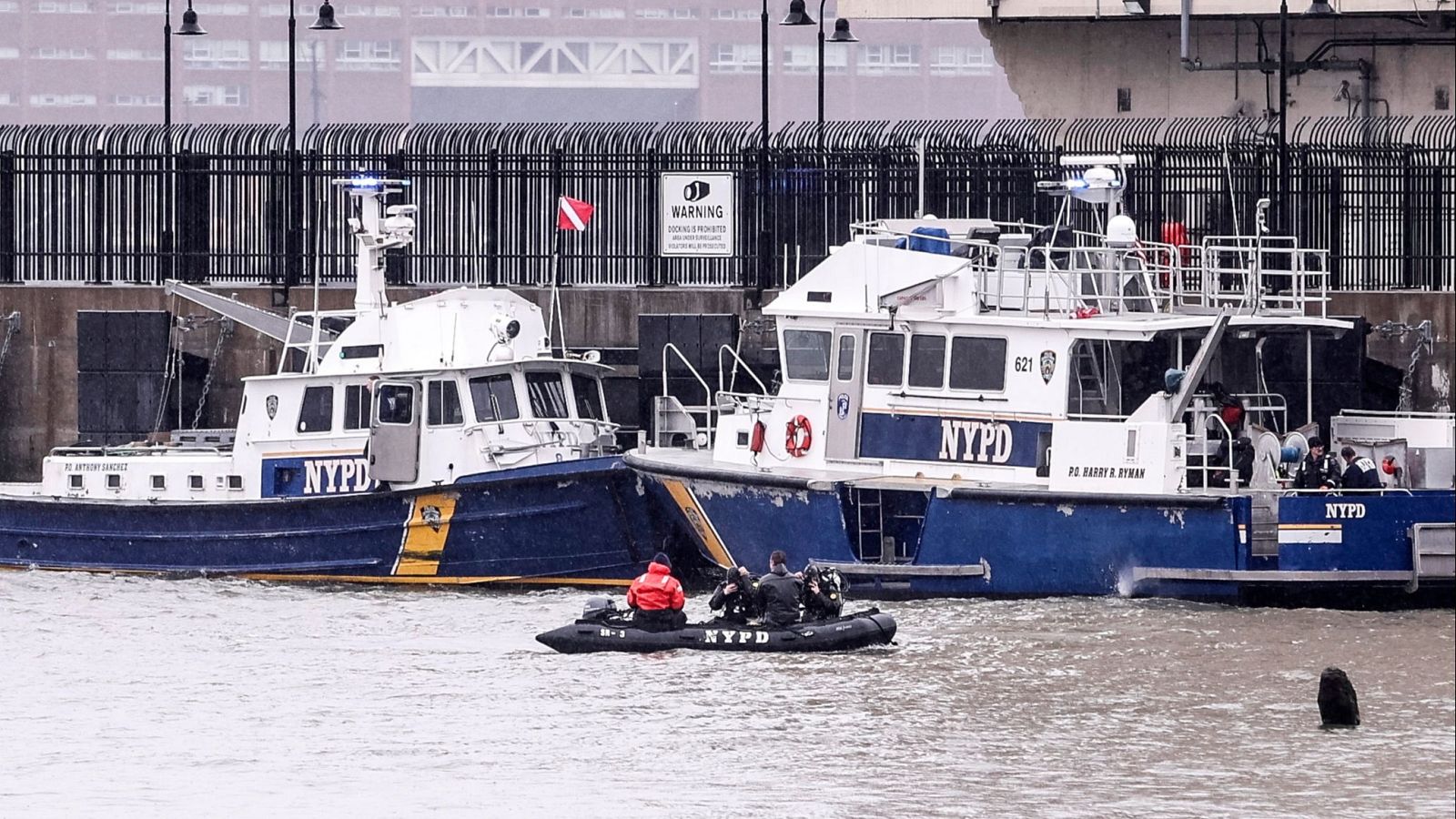 Buzos del Departamento de Policía de Nueva York inspeccionan el río Hudson