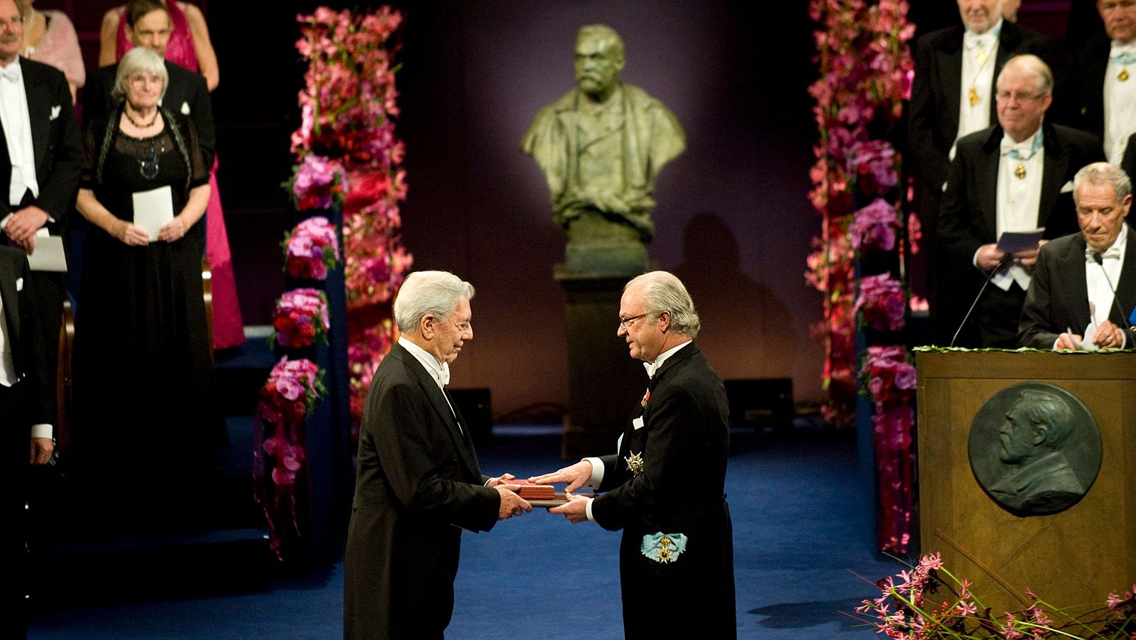 La vida en imágenes de Mario Vargas Llosa, el "escribidor" peruano