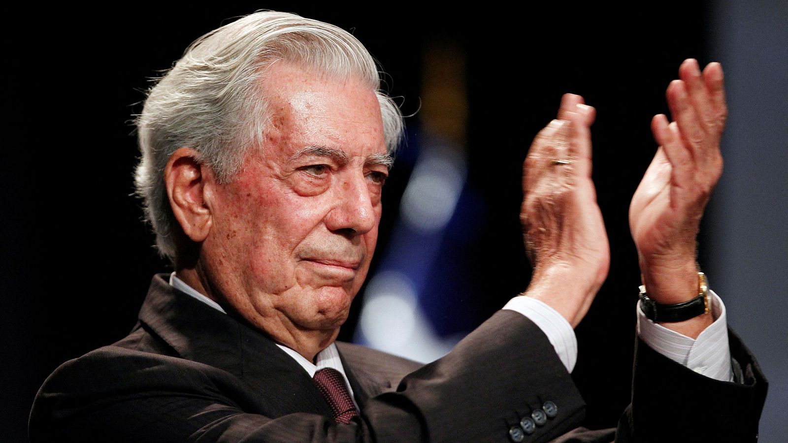 Mario Vargas Llosa aplaude en la apertura del seminario internacional "América Latina: Oportunidades y Desafíos" en Lima