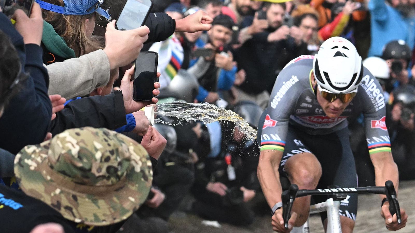 El hombre que arrojó una botella a Mathieu van der Poel durante la París-Roubaix se entrega a la policía..
