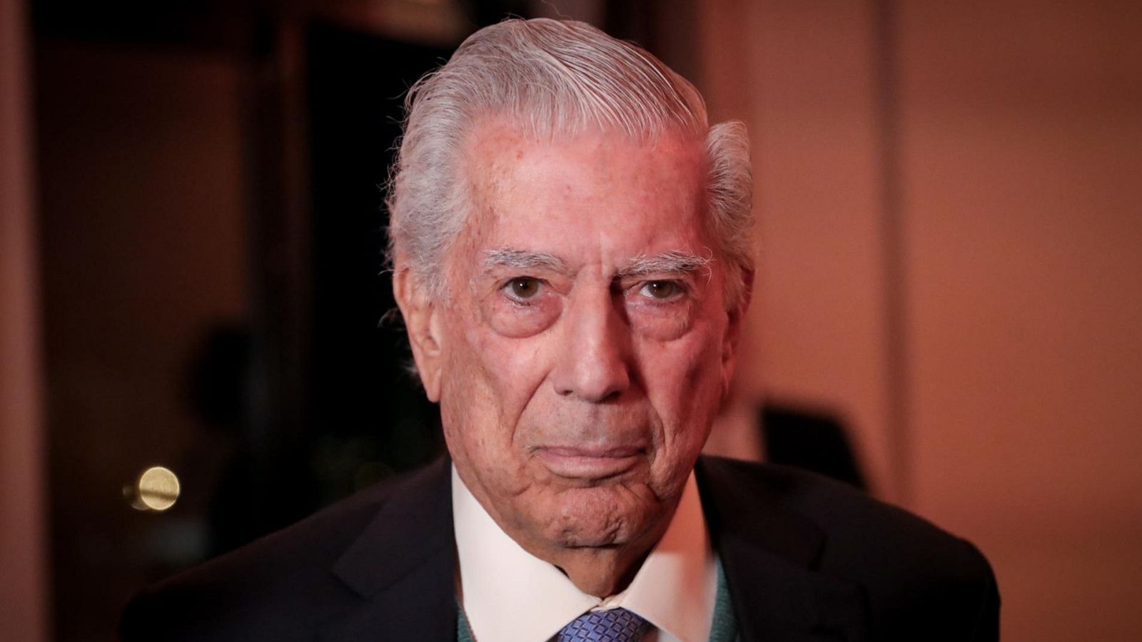Mario Vargas Llosa durante una conferencia de prensa en Montevideo