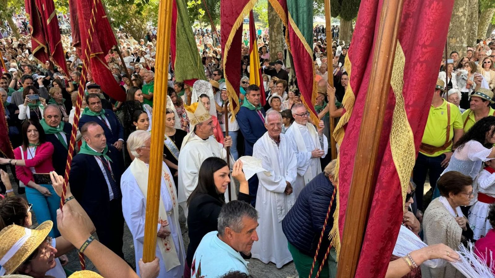 El obispo Mikel Garciandía Goñi participando, en medio del pueblo, en la Romería del Valle, en Palencia.