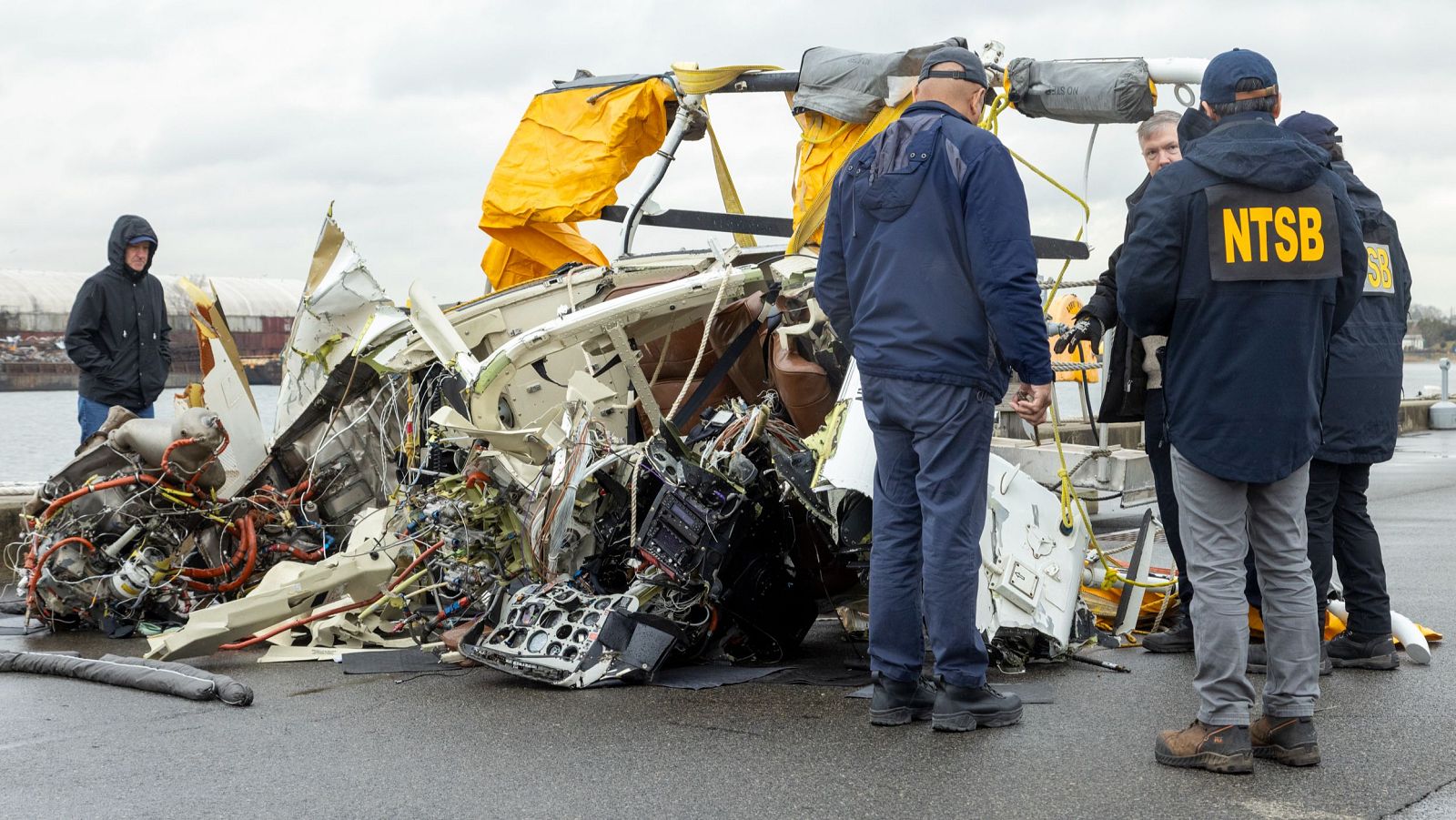 Agentes de la NTSB inspeccionando los restos del helicóptero accidentado en Nueva York