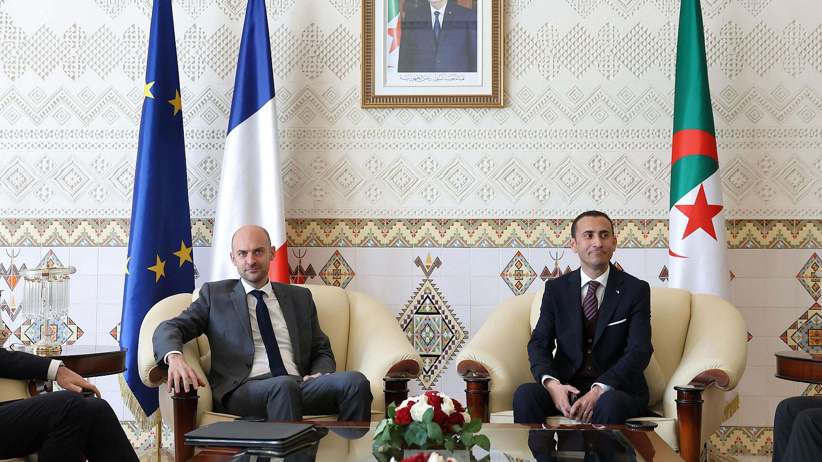 Argelia expulsa a 12 funcionarios franceses en respuesta al arresto de uno de sus diplomáticos en París