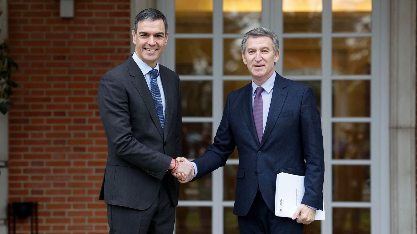 El presidente del Gobierno y líder socialista, Pedro Sánchez, junto con el líder del PP, Alberto Núñez Feijóo, en una imagen de archivo en La Moncloa