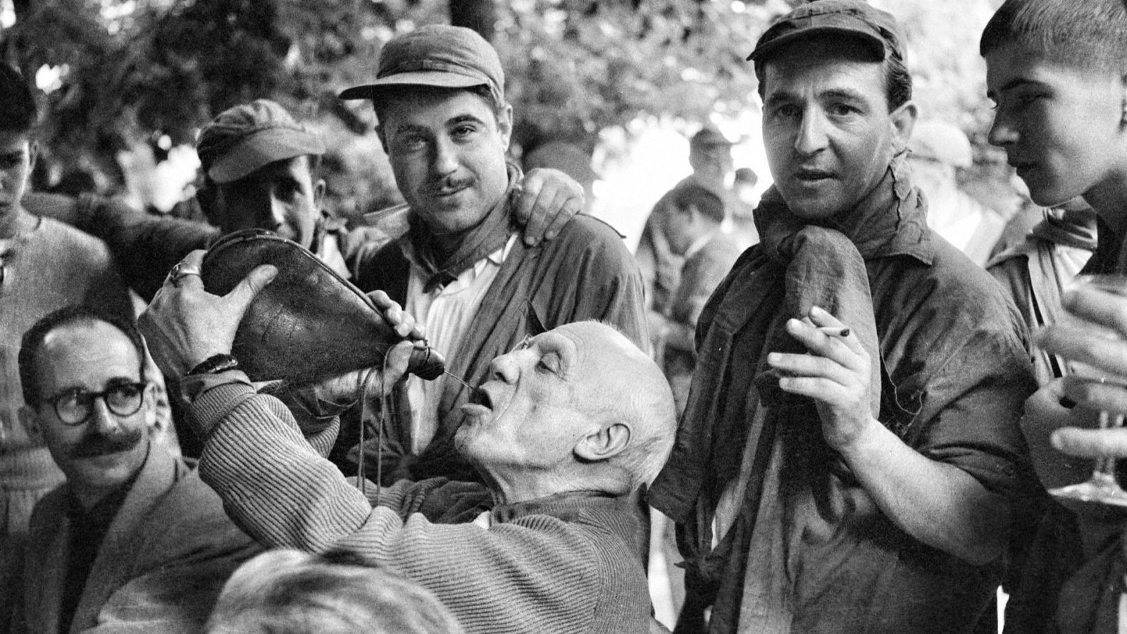 Picasso compartiendo bota de vino con la Peña La Rondalosa