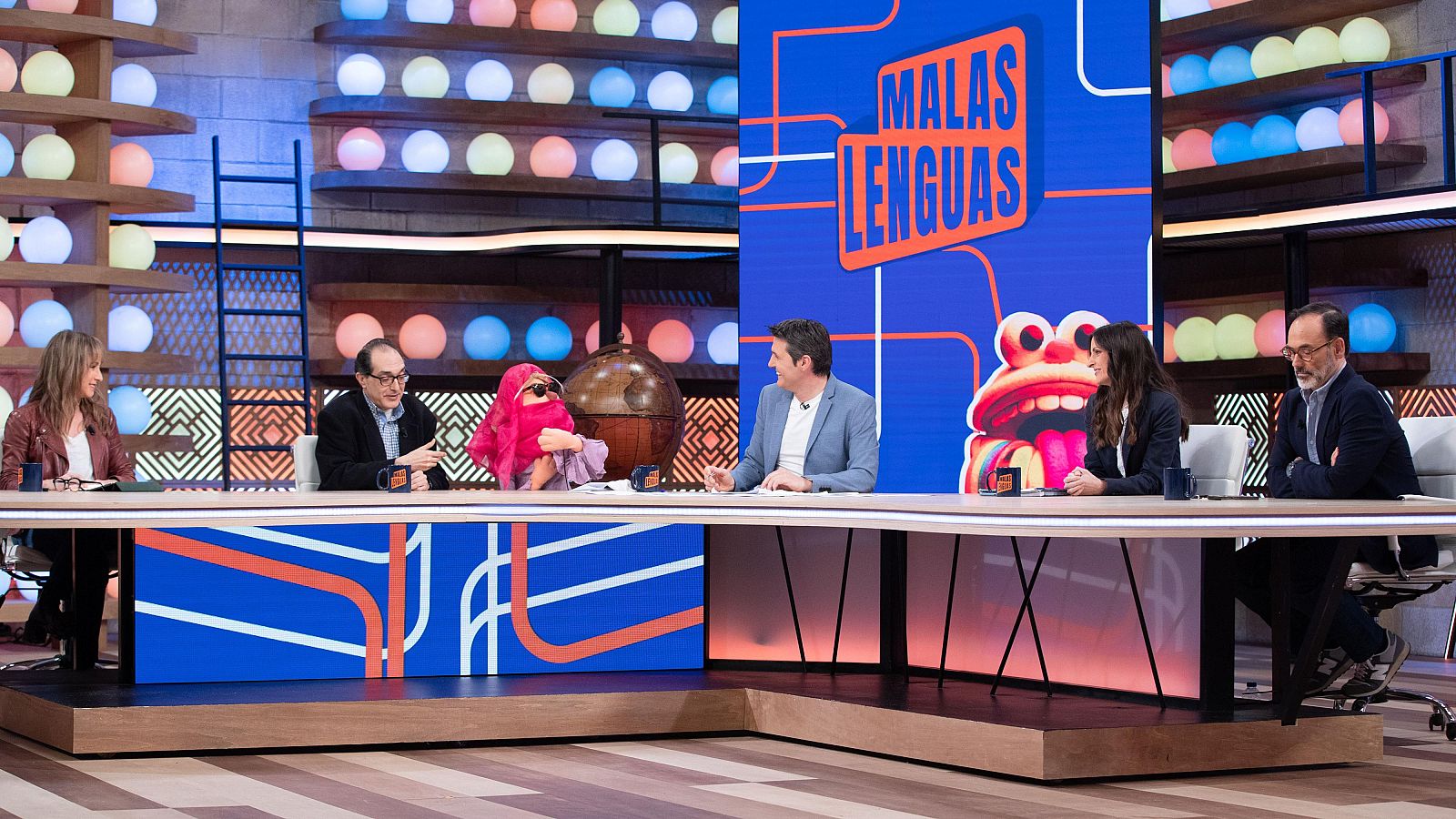 Jesús Cintora y los colaboradores del día con los Teletrapos en Malas Lenguas