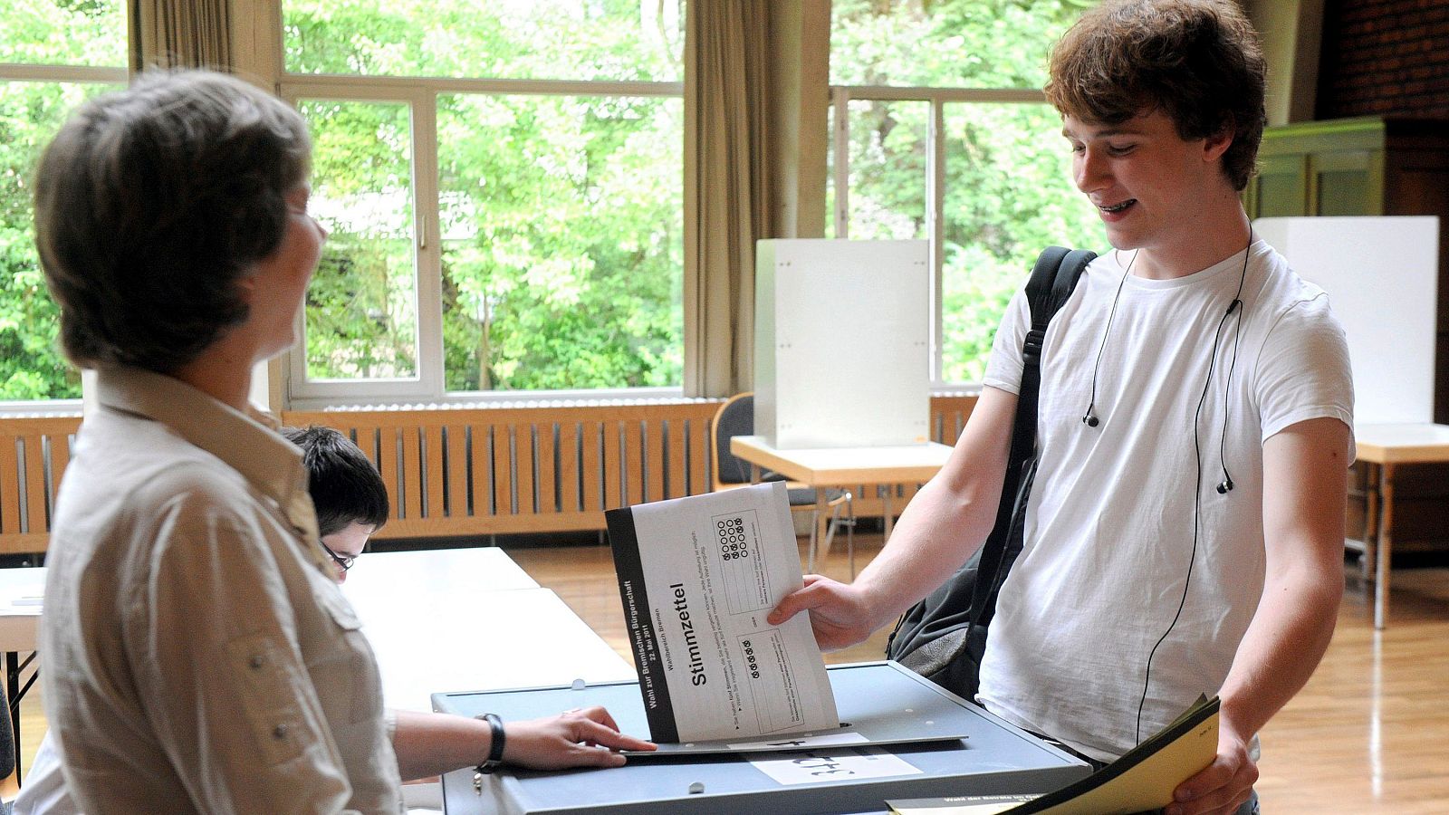 Un joven de 16 años vota en unas elecciones en Bremen, Alemania, en una imagen de archivo