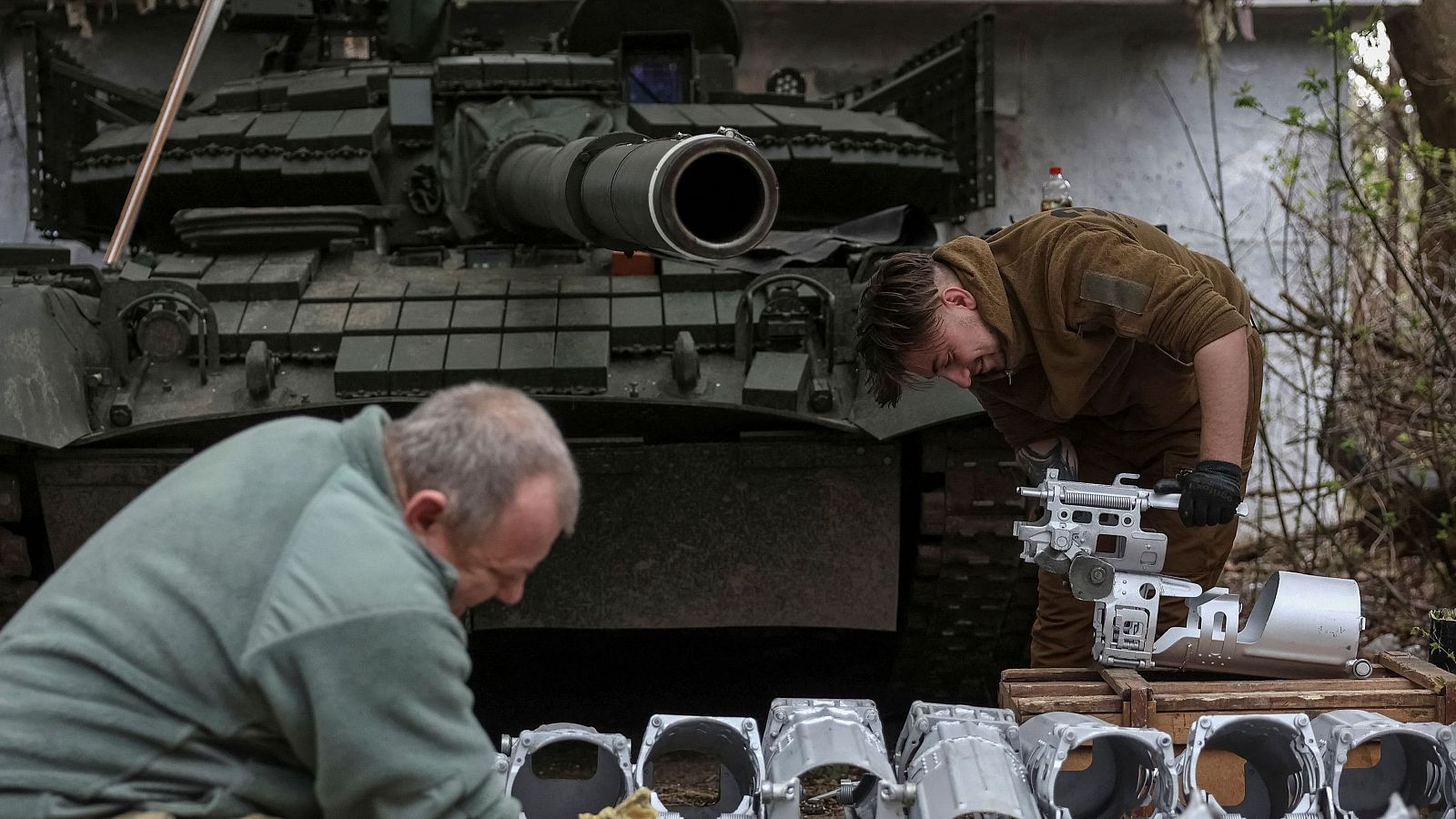 Soldados ucranianos del 49.º Batallón de Asalto Separado de los Cárpatos Sich reparan un tanque T-80 capturado