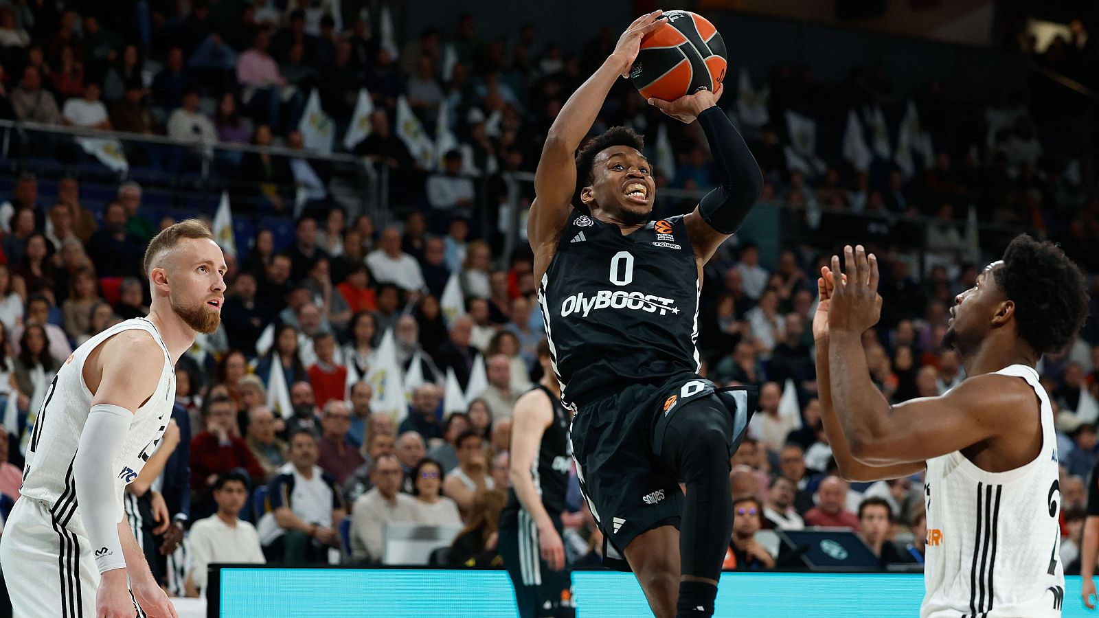 El base del París Basketball TJ Shorts (c) lanza ante los jugadores del Real Madrid Dzanan Musa (i) y Andrés Feliz durante el partido del 'play in' de la Euroliga en la capital española