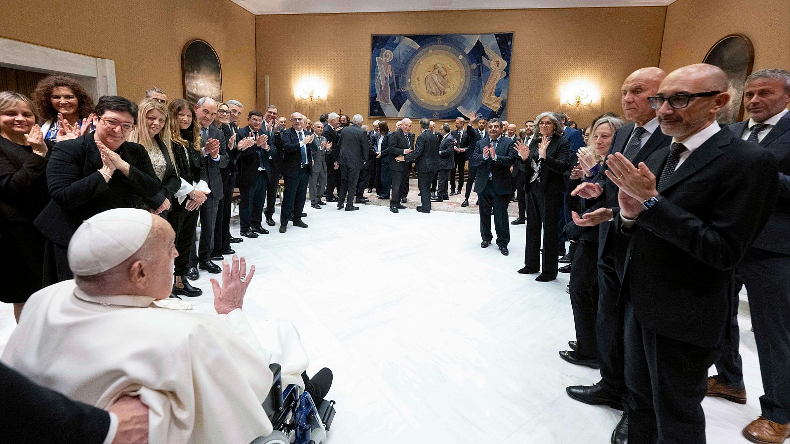 El papa Francisco recibe al personal que lo trató durante su último ingreso en el hospital Gemelli.