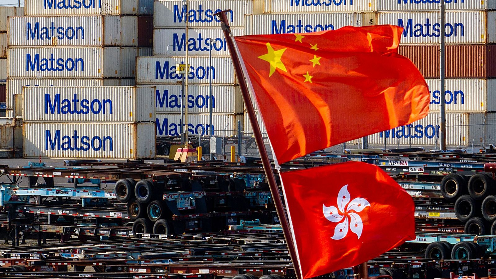 Banderas de China y Hong Kong ondean en un barco en el puerto de Oakland, California