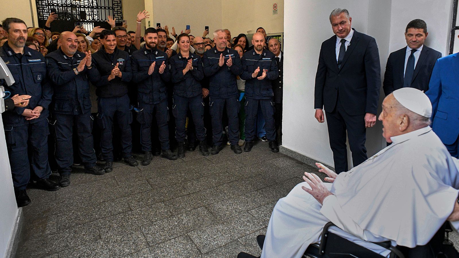 El Papa Francisco se reúne con reclusos durante su visita a la penitenciaría Regina Coeli en Roma el Jueves Santo, jueves 17 de abril de 2025.