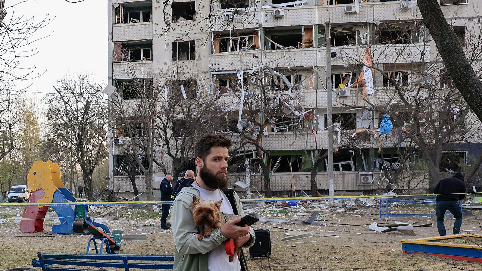 Guerra en Ucrania: edificio residencial en Járkov dañado en un bombardeo ruso