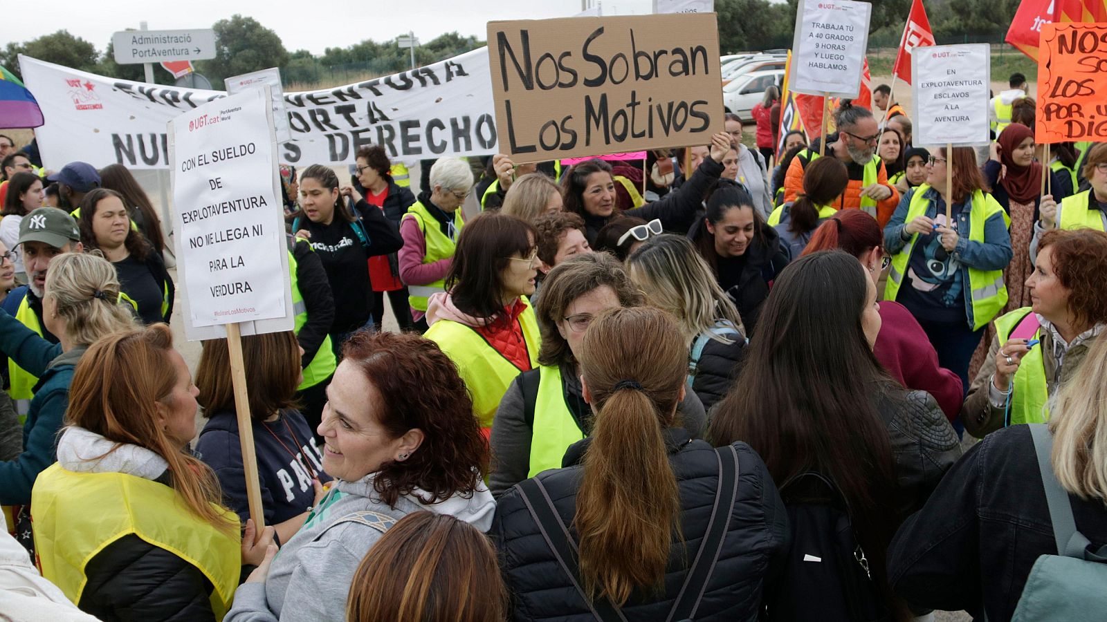 Treballadors de Port Aventura concentrats en un dels accessos per a empleats del parc