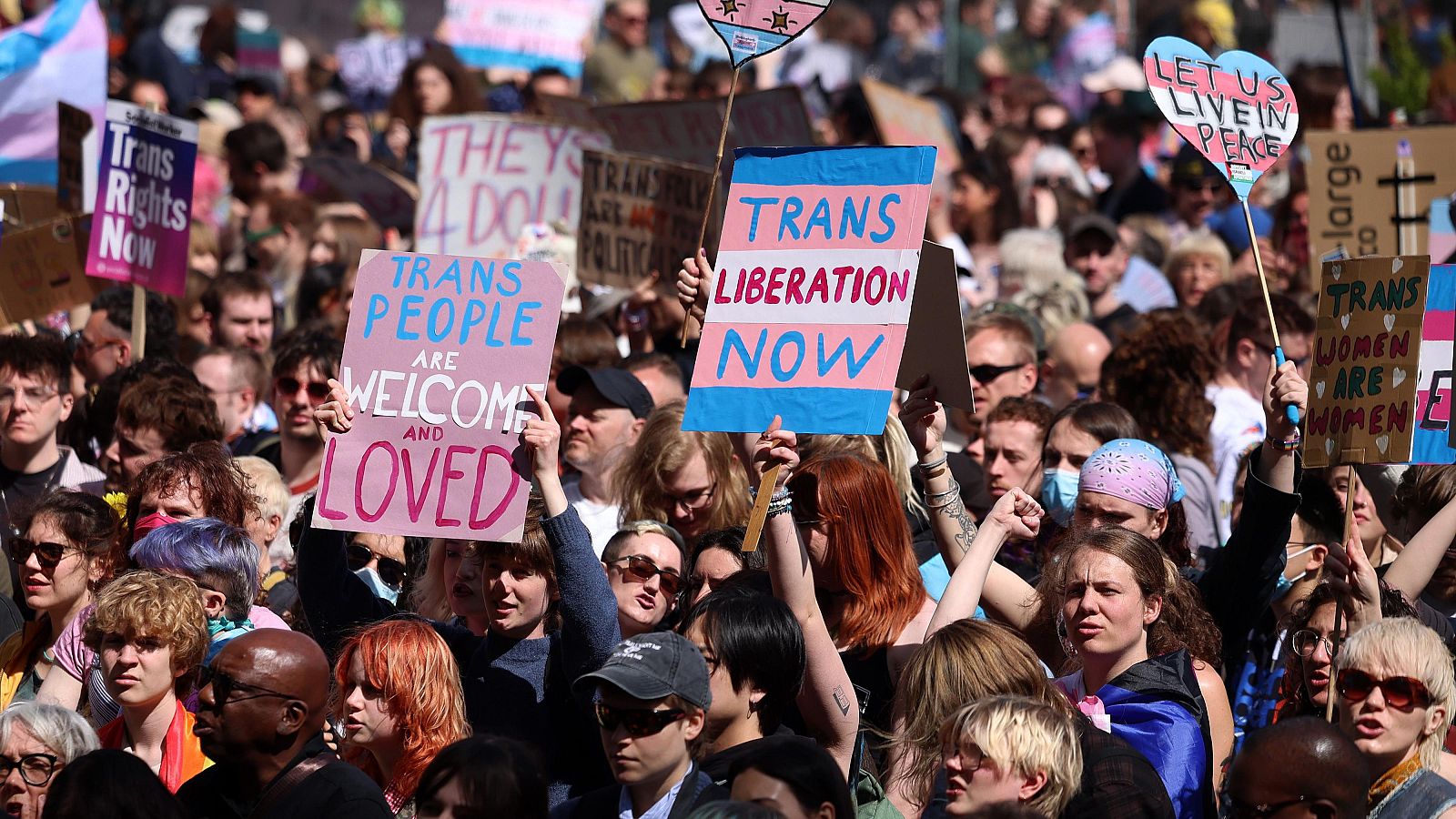 Miles de personas salen a la calle por los derechos trans en ciudades del Reino Unido
