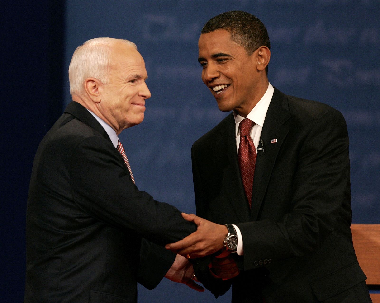 Obama y McCain se estrechan la mano al comenzar el debate.
