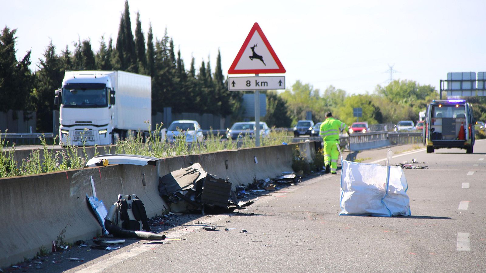 Operaris netegen l'AP-7 a Vilablareix, el lloc de l'accident en què una persona ha perdut la vida