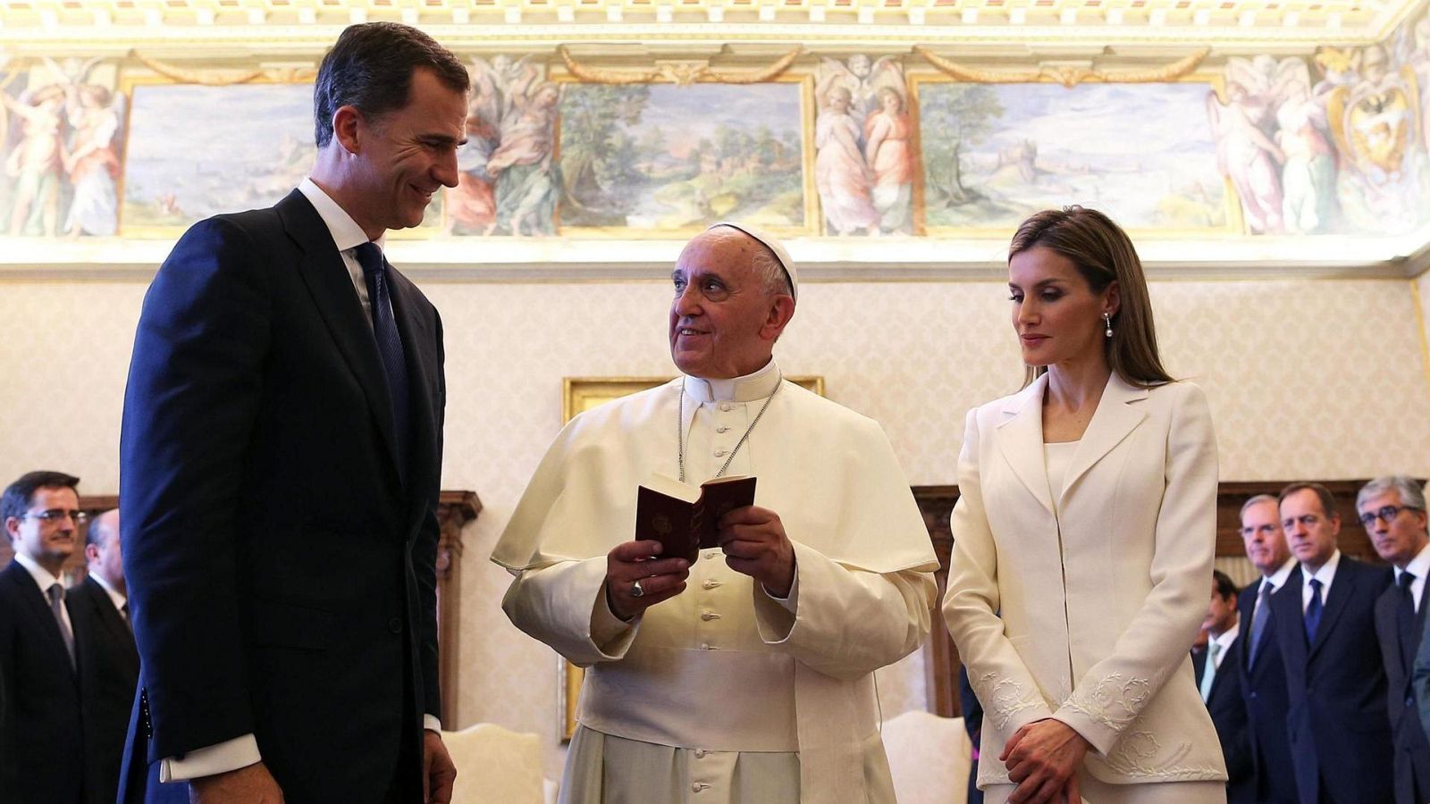 Imagen de archivo del papa Francisco mientras intercambia regalos con el rey Felipe VI y la reina Letizia