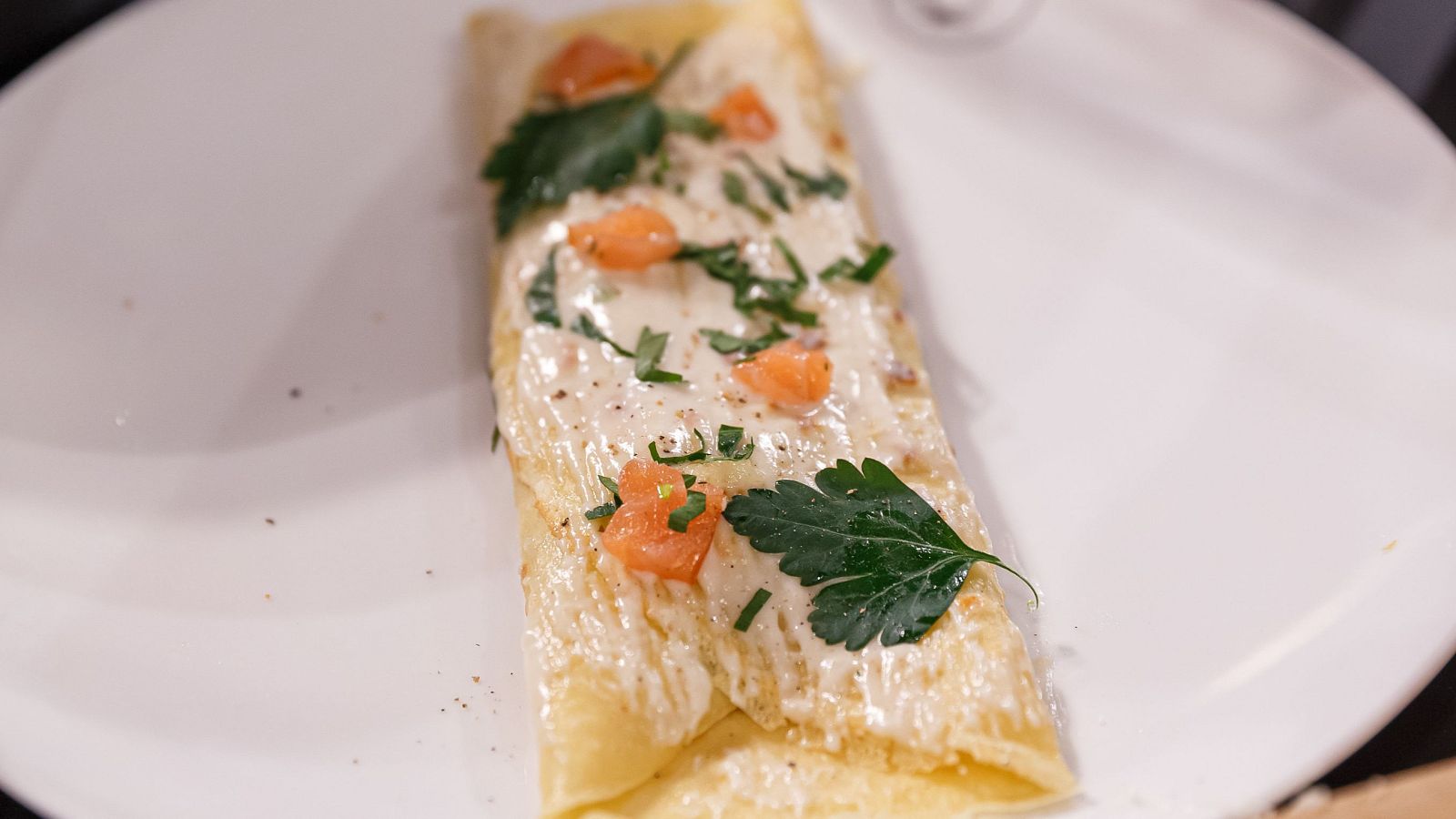 Receta de crepe de salmón ahumado, setas y espárragos de Ariana en MasterChef 12+1