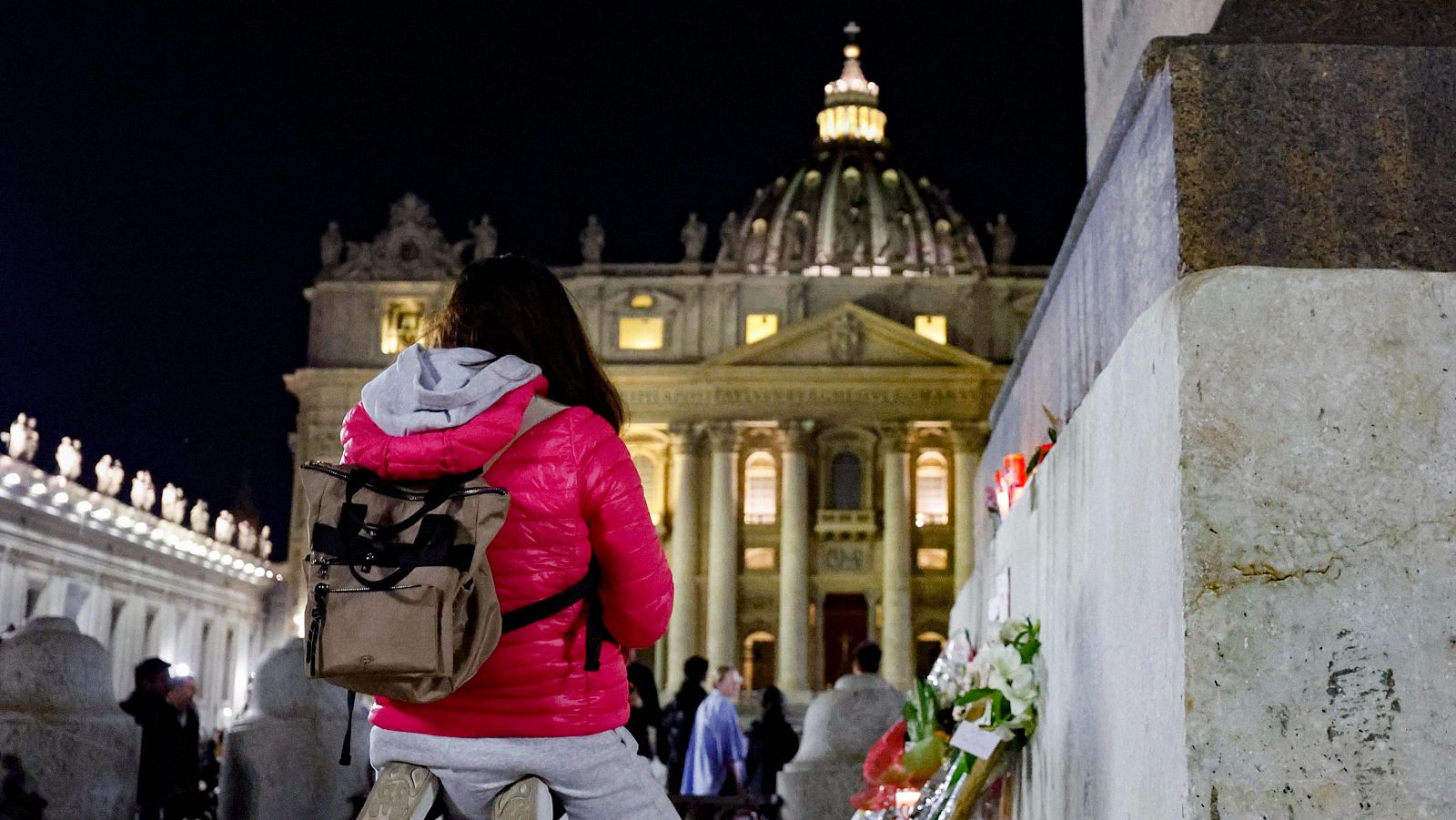 Un fiel reza en la Plaza de San Pedro mientras la gente se reúne tras la muerte del Papa Francisco