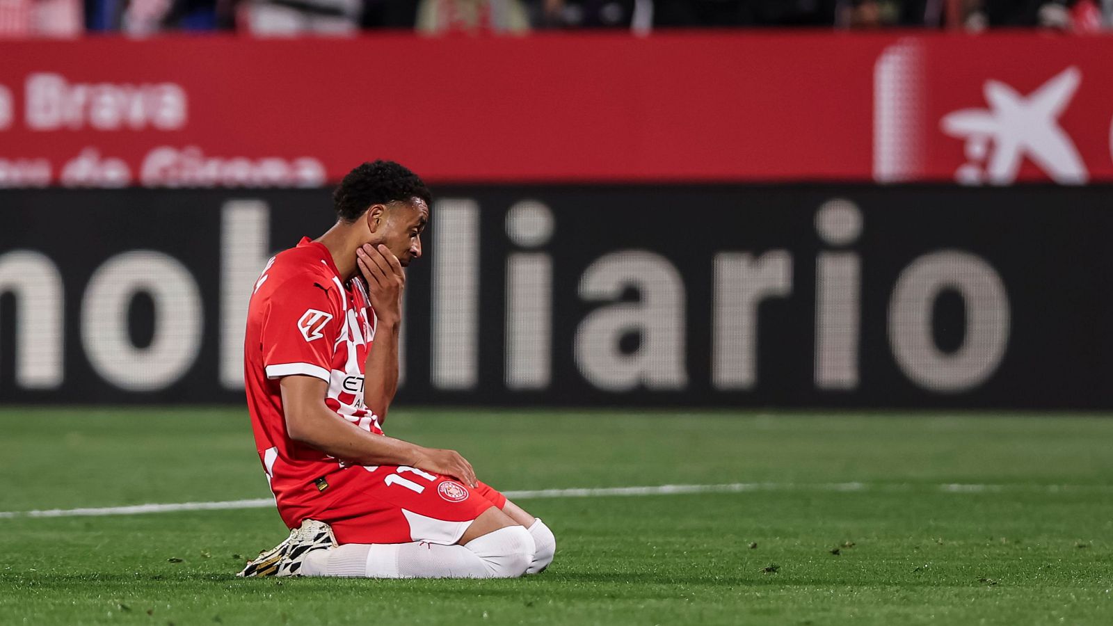 Girona - Real Betis: El delantero Danguma lamenta una ocasión fallada durante el partido.