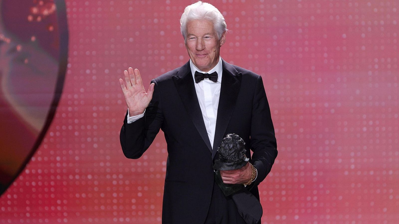 Richard Gere saludant amb la mà recollint el Goya