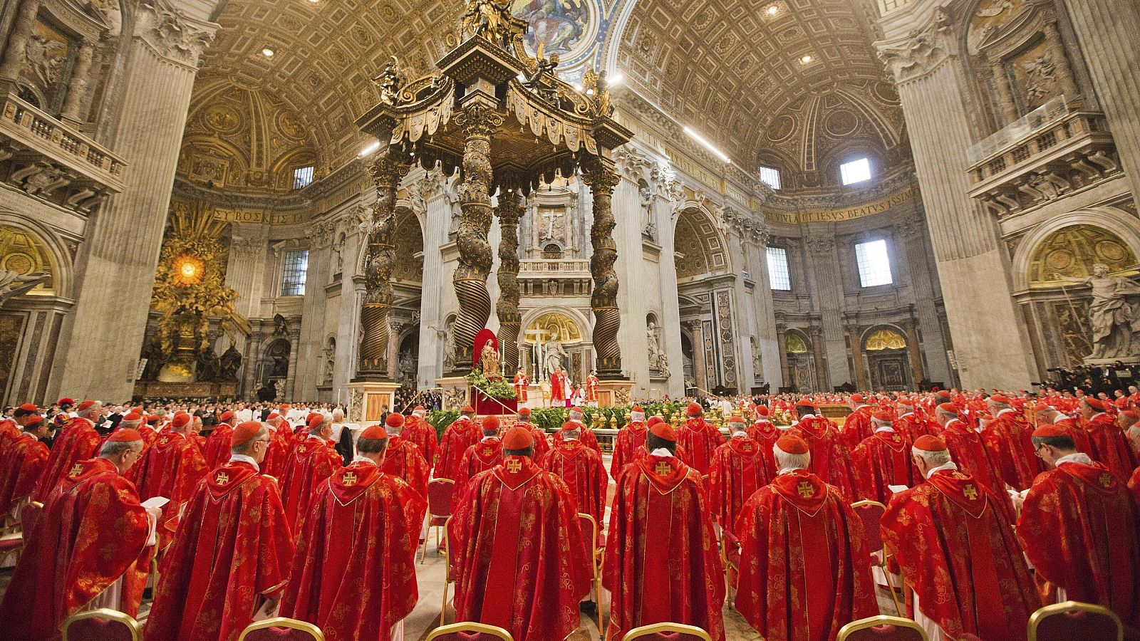 Los cardenales asisten a la misa previa al comienzo del cónclave de 2013, el que eligió a Francisco