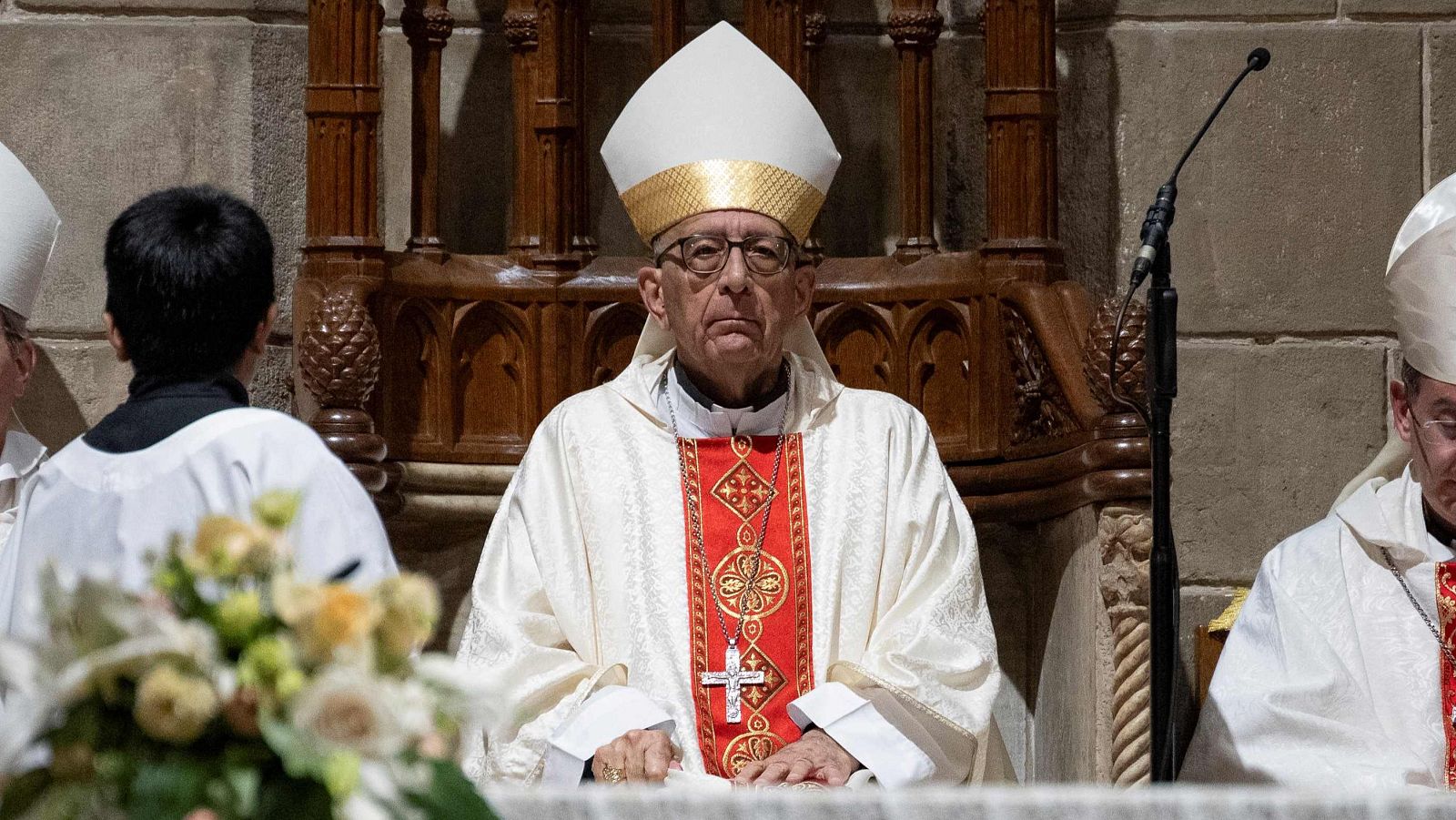 Arquebisbe de Barcelona, el cardenal Joan Josep Omella lidera una missa de Pasqua a la catedral de Barcelona el 21 d'abril de 2024.