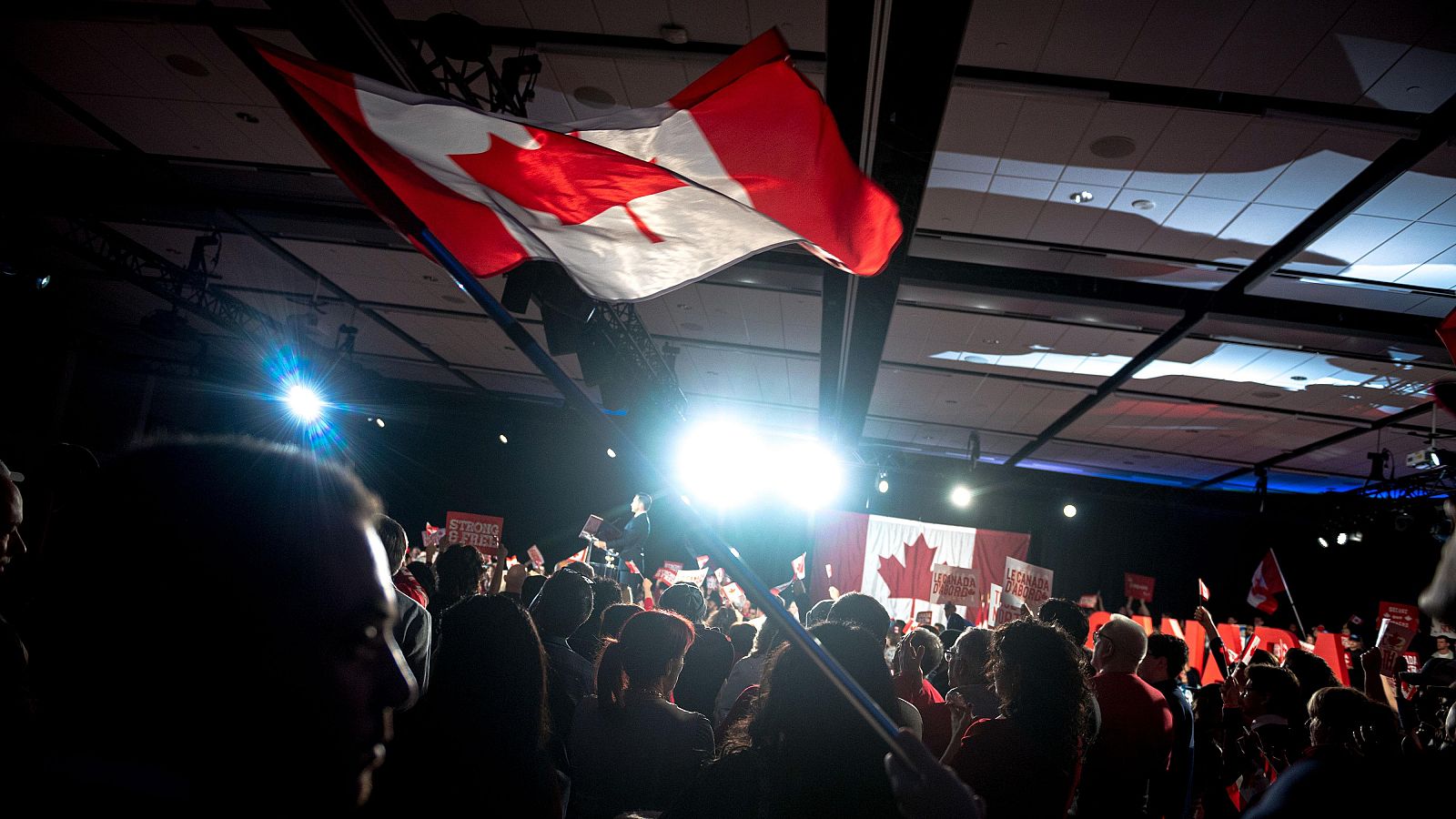 Una persona ondea una bandera canadiense en un mitin del Partido Conservador de Canadá, el 15 de febrero de 2025 en Ottawa