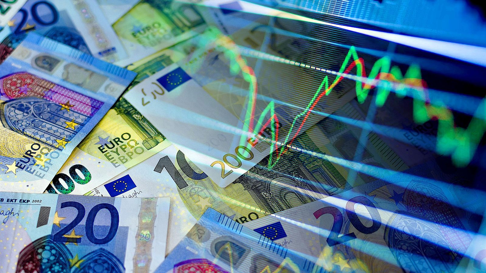 Dos gráficas económicas se superponen sobre una serie de billetes de euro