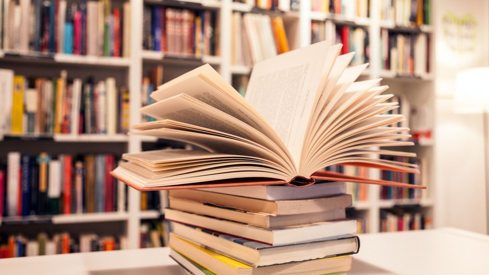 La programación de RTVE pone el foco en los libros con motivo del Dia del Libro