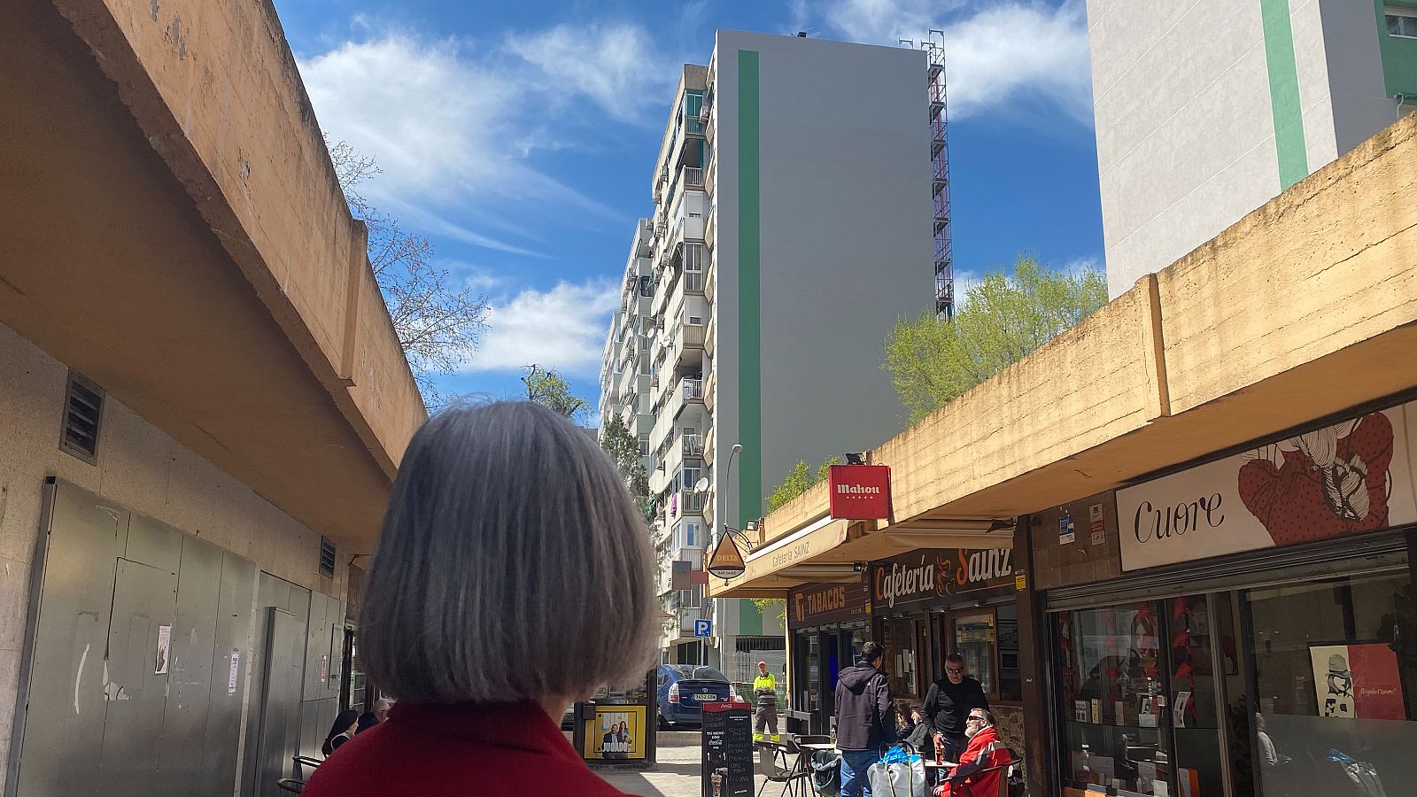 Manuela Navarro, vecina del barrio e impulsora del proyecto, frente a uno de los edificios reformados.