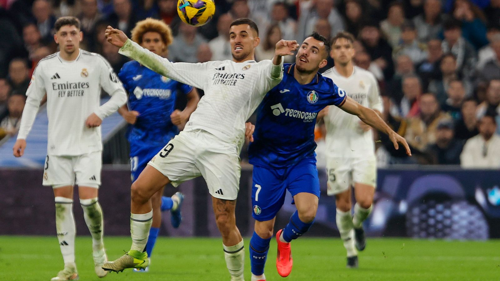 Dani Ceballos (i) intenta controlar el balón ante el centrocampista del Getafe Alex Sola (d) en el partido de LaLiga entre el Real Madrid y el Getafe.