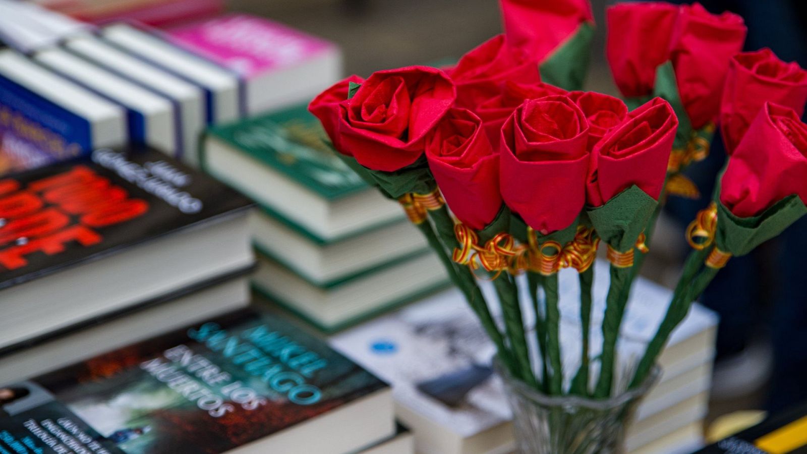 Roses de paper i llibres en una paradeta