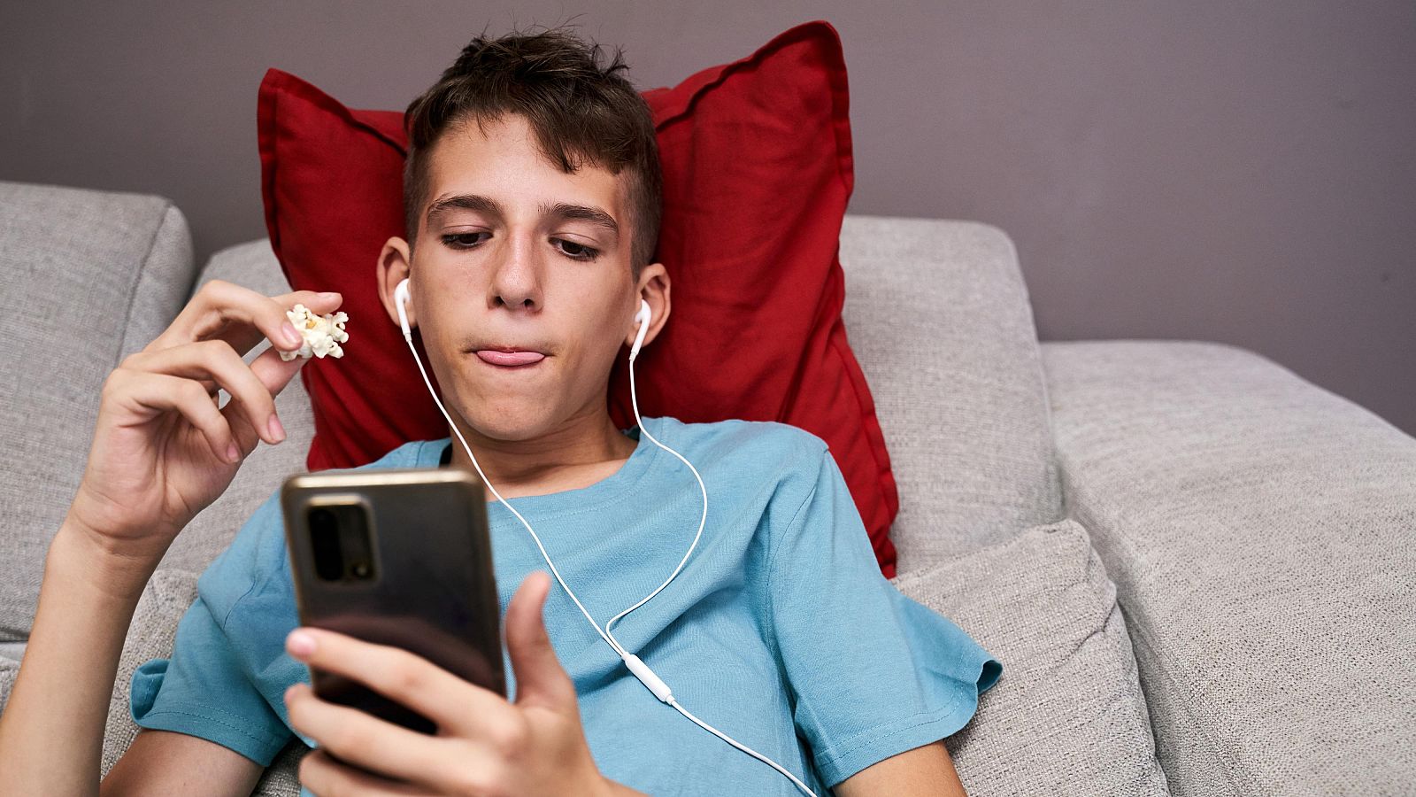 Joven visionando una serie en su móvil