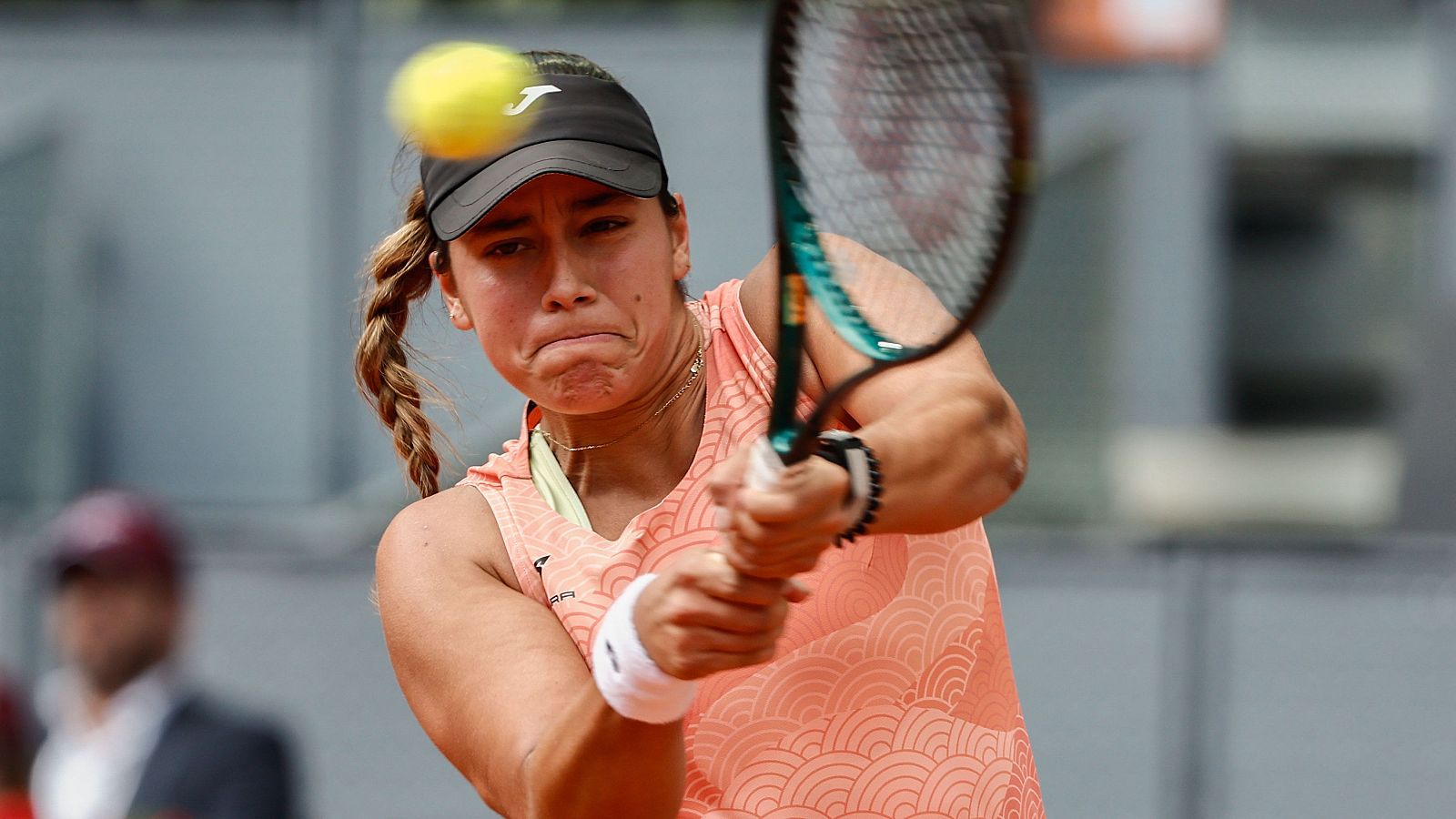 La tenista española Jéssica Bouzas en acción ante la egipcia Mayar Sherif.