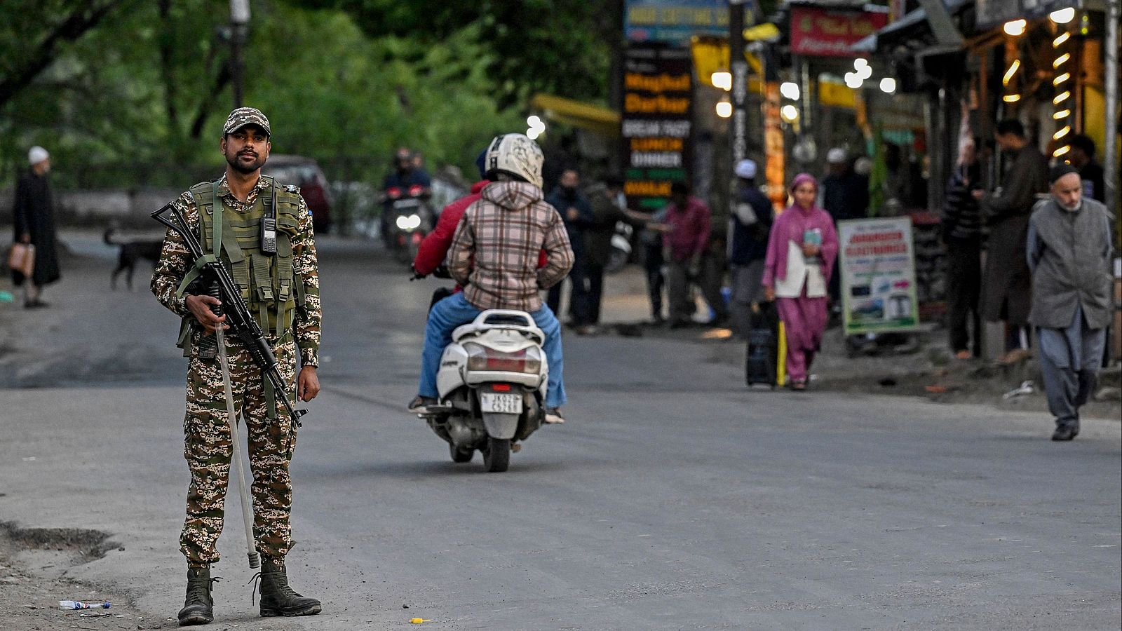 Al menos 26 muertos en un ataque contra turistas en Cachemira, India