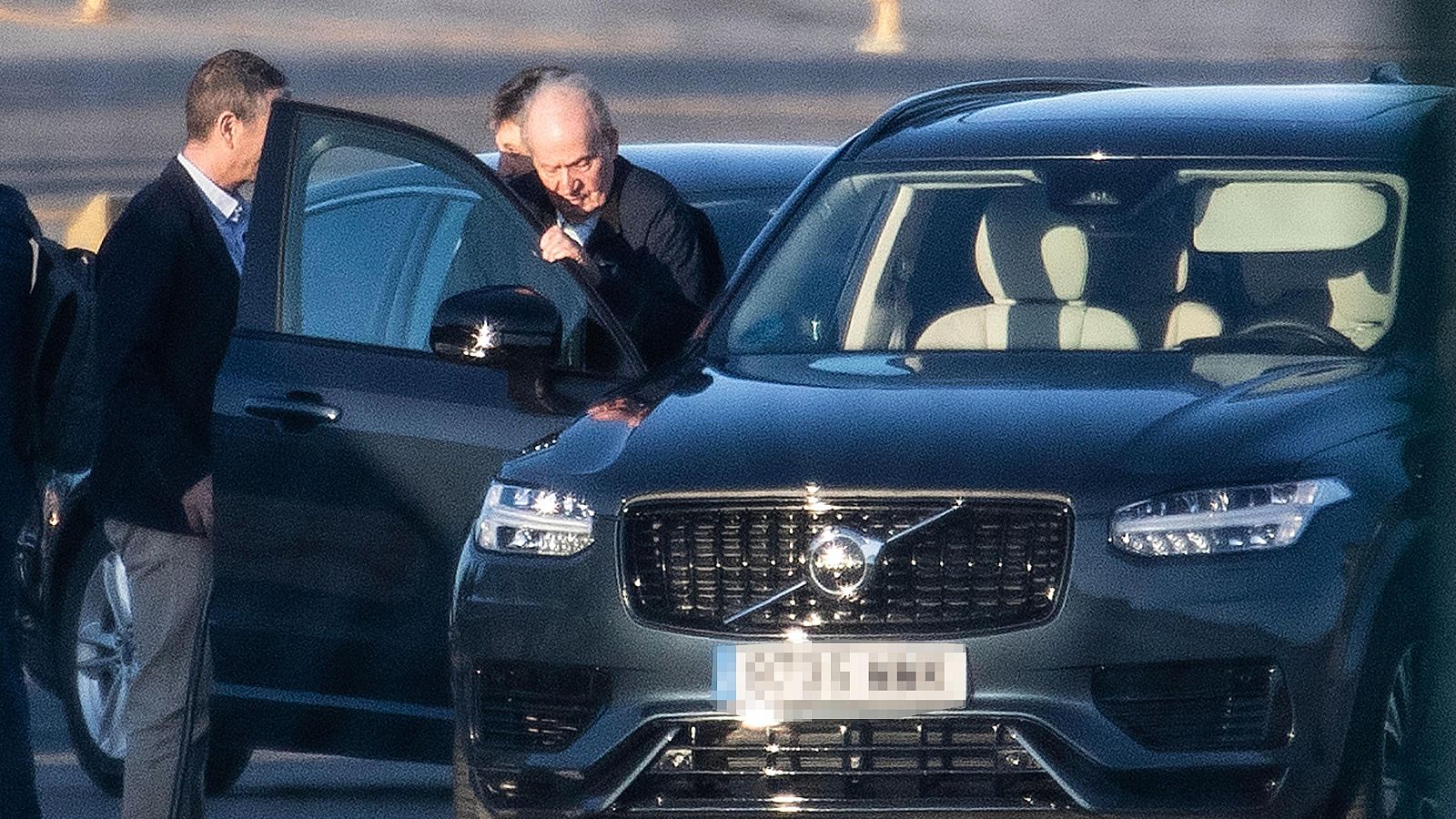 El rey emérito Juan Carlos de Borbón tras aterrizar en el aeropuerto de Vigo este martes